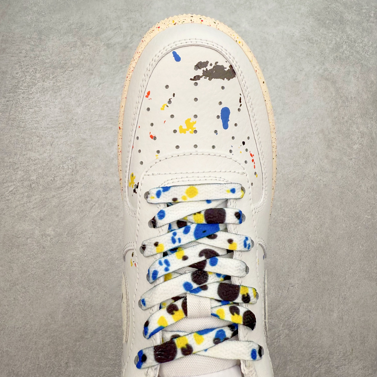 图片[4]-＃XT纯原 NK Air Force 1´07 Low 空军一号低帮百搭休闲运动板鞋 CZ0339-100 顶级批次 2022全新楦头鞋型 鱼鳞大底 历时开发三个月 清洁度完美 二维码鞋标 内置芯片及solo气垫 大底高度及其弧度依照正品 钢印 logo刺绣 鞋口弧度 鞋头长度 鞋面冲孔 鞋垫背胶及钢印 完美鞋型对比正品 每一处都是细节满满 柔软、弹性十足的缓震性能和出色的中底设计 横跨复古与现代的外型结合 造就出风靡全球 三十多年的Force 1 直到今天还深受青睐 实拍调校N版已经零色差零失真 百分百还原实物色彩所见即所得 不存在货不对板色差等低级问题 选购参考实物拍摄 不混卖不参货 只用心做好货严格选品 承诺混一赔十 尺码：36 36.5 37.5 38 38.5 39 40 40.5 41 42 42.5 43 44 44.5 45-选品中心