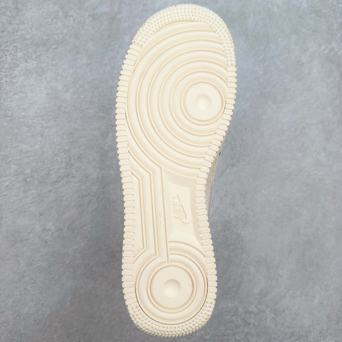 图片[9]-＃XT纯原 NK Air Force 1´07 Low 空军一号低帮百搭休闲运动板鞋 CZ0339-100 顶级批次 2022全新楦头鞋型 鱼鳞大底 历时开发三个月 清洁度完美 二维码鞋标 内置芯片及solo气垫 大底高度及其弧度依照正品 钢印 logo刺绣 鞋口弧度 鞋头长度 鞋面冲孔 鞋垫背胶及钢印 完美鞋型对比正品 每一处都是细节满满 柔软、弹性十足的缓震性能和出色的中底设计 横跨复古与现代的外型结合 造就出风靡全球 三十多年的Force 1 直到今天还深受青睐 实拍调校N版已经零色差零失真 百分百还原实物色彩所见即所得 不存在货不对板色差等低级问题 选购参考实物拍摄 不混卖不参货 只用心做好货严格选品 承诺混一赔十 尺码：36 36.5 37.5 38 38.5 39 40 40.5 41 42 42.5 43 44 44.5 45-选品中心