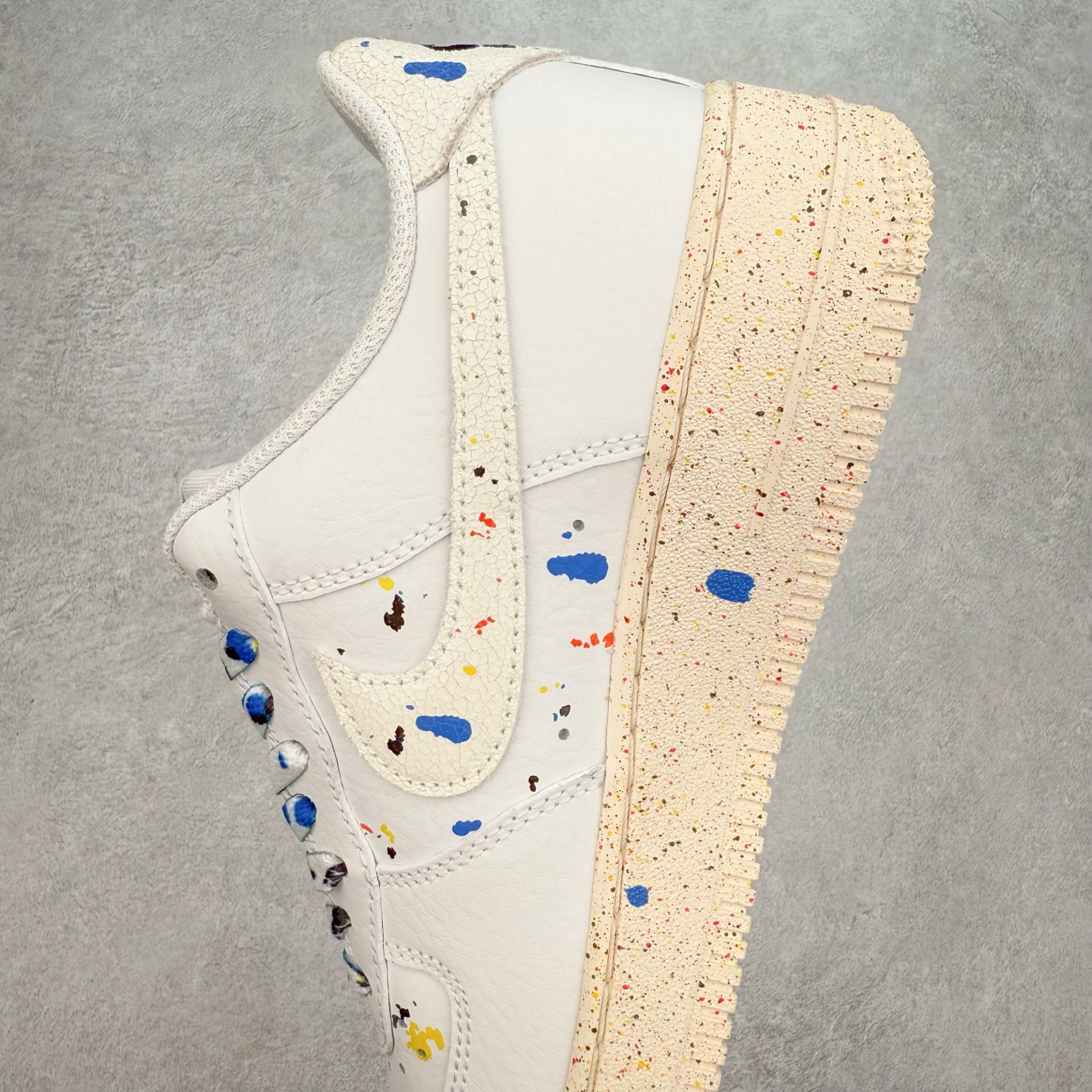 图片[7]-＃XT纯原 NK Air Force 1´07 Low 空军一号低帮百搭休闲运动板鞋 CZ0339-100 顶级批次 2022全新楦头鞋型 鱼鳞大底 历时开发三个月 清洁度完美 二维码鞋标 内置芯片及solo气垫 大底高度及其弧度依照正品 钢印 logo刺绣 鞋口弧度 鞋头长度 鞋面冲孔 鞋垫背胶及钢印 完美鞋型对比正品 每一处都是细节满满 柔软、弹性十足的缓震性能和出色的中底设计 横跨复古与现代的外型结合 造就出风靡全球 三十多年的Force 1 直到今天还深受青睐 实拍调校N版已经零色差零失真 百分百还原实物色彩所见即所得 不存在货不对板色差等低级问题 选购参考实物拍摄 不混卖不参货 只用心做好货严格选品 承诺混一赔十 尺码：36 36.5 37.5 38 38.5 39 40 40.5 41 42 42.5 43 44 44.5 45-选品中心