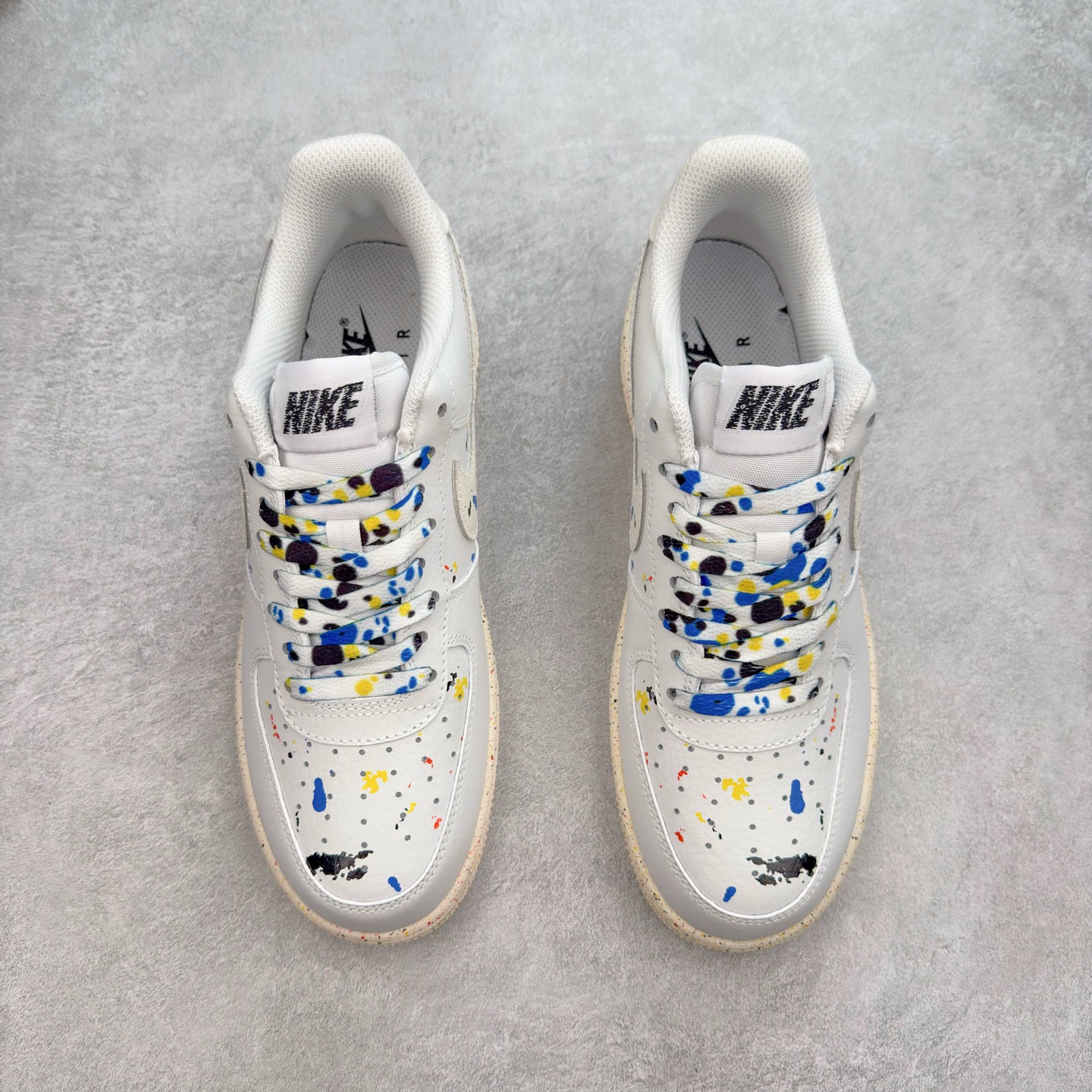 图片[2]-＃XT纯原 NK Air Force 1´07 Low 空军一号低帮百搭休闲运动板鞋 CZ0339-100 顶级批次 2022全新楦头鞋型 鱼鳞大底 历时开发三个月 清洁度完美 二维码鞋标 内置芯片及solo气垫 大底高度及其弧度依照正品 钢印 logo刺绣 鞋口弧度 鞋头长度 鞋面冲孔 鞋垫背胶及钢印 完美鞋型对比正品 每一处都是细节满满 柔软、弹性十足的缓震性能和出色的中底设计 横跨复古与现代的外型结合 造就出风靡全球 三十多年的Force 1 直到今天还深受青睐 实拍调校N版已经零色差零失真 百分百还原实物色彩所见即所得 不存在货不对板色差等低级问题 选购参考实物拍摄 不混卖不参货 只用心做好货严格选品 承诺混一赔十 尺码：36 36.5 37.5 38 38.5 39 40 40.5 41 42 42.5 43 44 44.5 45-选品中心