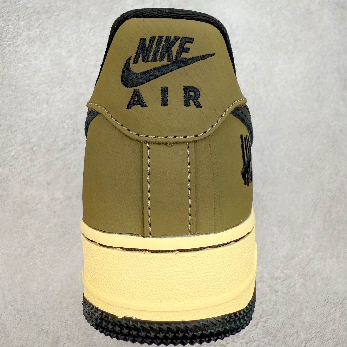 图片[8]-＃XT纯原 NK Air Force 1´07 Low 空军一号低帮百搭休闲运动板鞋 DH3064-300 顶级批次 2022全新楦头鞋型 鱼鳞大底 历时开发三个月 清洁度完美 二维码鞋标 内置芯片及solo气垫 大底高度及其弧度依照正品 钢印 logo刺绣 鞋口弧度 鞋头长度 鞋面冲孔 鞋垫背胶及钢印 完美鞋型对比正品 每一处都是细节满满 柔软、弹性十足的缓震性能和出色的中底设计 横跨复古与现代的外型结合 造就出风靡全球 三十多年的Force 1 直到今天还深受青睐 实拍调校N版已经零色差零失真 百分百还原实物色彩所见即所得 不存在货不对板色差等低级问题 选购参考实物拍摄 不混卖不参货 只用心做好货严格选品 承诺混一赔十 尺码：36 36.5 37.5 38 38.5 39 40 40.5 41 42 42.5 43 44 44.5 45-选品中心