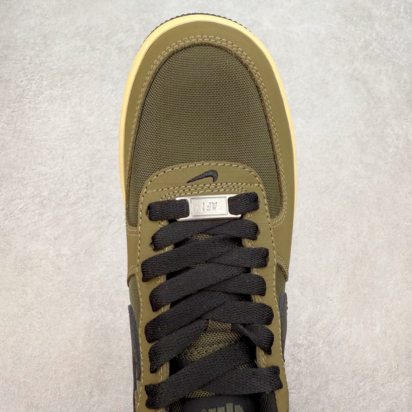 图片[4]-＃XT纯原 NK Air Force 1´07 Low 空军一号低帮百搭休闲运动板鞋 DH3064-300 顶级批次 2022全新楦头鞋型 鱼鳞大底 历时开发三个月 清洁度完美 二维码鞋标 内置芯片及solo气垫 大底高度及其弧度依照正品 钢印 logo刺绣 鞋口弧度 鞋头长度 鞋面冲孔 鞋垫背胶及钢印 完美鞋型对比正品 每一处都是细节满满 柔软、弹性十足的缓震性能和出色的中底设计 横跨复古与现代的外型结合 造就出风靡全球 三十多年的Force 1 直到今天还深受青睐 实拍调校N版已经零色差零失真 百分百还原实物色彩所见即所得 不存在货不对板色差等低级问题 选购参考实物拍摄 不混卖不参货 只用心做好货严格选品 承诺混一赔十 尺码：36 36.5 37.5 38 38.5 39 40 40.5 41 42 42.5 43 44 44.5 45-选品中心