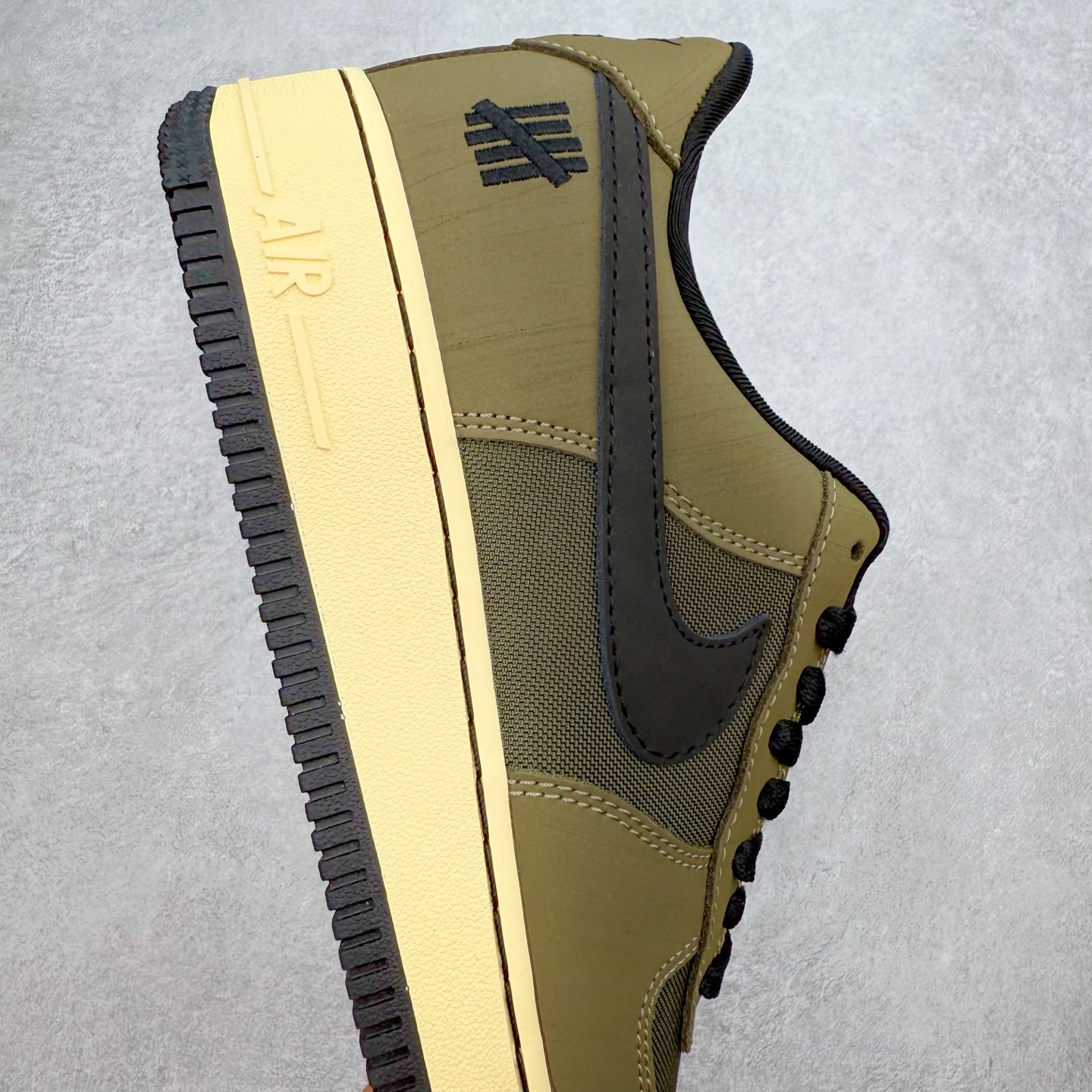 图片[6]-＃XT纯原 NK Air Force 1´07 Low 空军一号低帮百搭休闲运动板鞋 DH3064-300 顶级批次 2022全新楦头鞋型 鱼鳞大底 历时开发三个月 清洁度完美 二维码鞋标 内置芯片及solo气垫 大底高度及其弧度依照正品 钢印 logo刺绣 鞋口弧度 鞋头长度 鞋面冲孔 鞋垫背胶及钢印 完美鞋型对比正品 每一处都是细节满满 柔软、弹性十足的缓震性能和出色的中底设计 横跨复古与现代的外型结合 造就出风靡全球 三十多年的Force 1 直到今天还深受青睐 实拍调校N版已经零色差零失真 百分百还原实物色彩所见即所得 不存在货不对板色差等低级问题 选购参考实物拍摄 不混卖不参货 只用心做好货严格选品 承诺混一赔十 尺码：36 36.5 37.5 38 38.5 39 40 40.5 41 42 42.5 43 44 44.5 45-选品中心