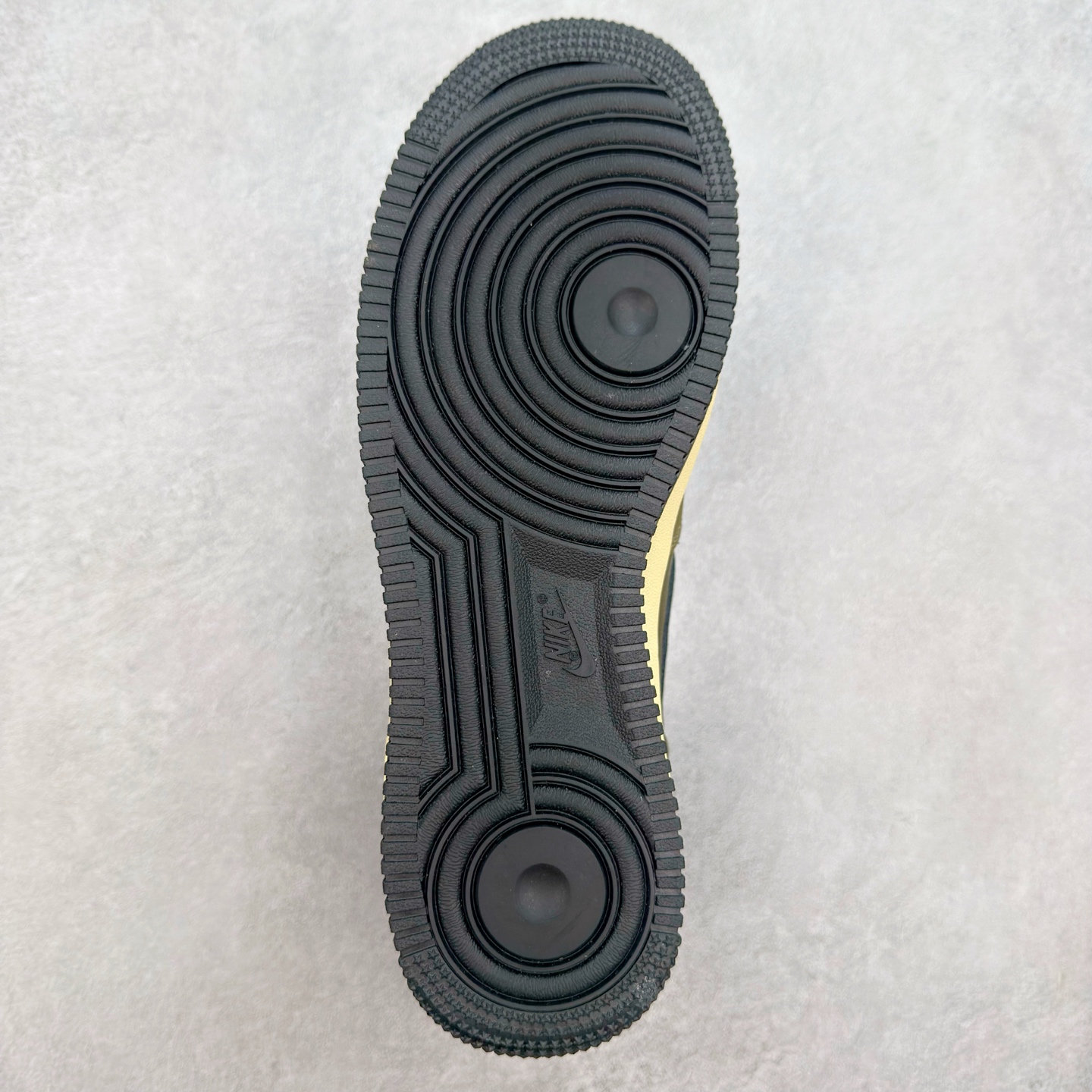 图片[9]-＃XT纯原 NK Air Force 1´07 Low 空军一号低帮百搭休闲运动板鞋 DH3064-300 顶级批次 2022全新楦头鞋型 鱼鳞大底 历时开发三个月 清洁度完美 二维码鞋标 内置芯片及solo气垫 大底高度及其弧度依照正品 钢印 logo刺绣 鞋口弧度 鞋头长度 鞋面冲孔 鞋垫背胶及钢印 完美鞋型对比正品 每一处都是细节满满 柔软、弹性十足的缓震性能和出色的中底设计 横跨复古与现代的外型结合 造就出风靡全球 三十多年的Force 1 直到今天还深受青睐 实拍调校N版已经零色差零失真 百分百还原实物色彩所见即所得 不存在货不对板色差等低级问题 选购参考实物拍摄 不混卖不参货 只用心做好货严格选品 承诺混一赔十 尺码：36 36.5 37.5 38 38.5 39 40 40.5 41 42 42.5 43 44 44.5 45-选品中心