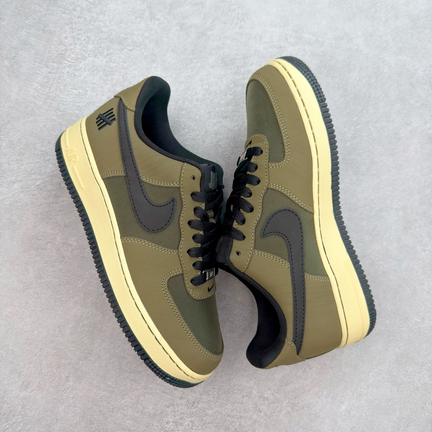 图片[3]-＃XT纯原 NK Air Force 1´07 Low 空军一号低帮百搭休闲运动板鞋 DH3064-300 顶级批次 2022全新楦头鞋型 鱼鳞大底 历时开发三个月 清洁度完美 二维码鞋标 内置芯片及solo气垫 大底高度及其弧度依照正品 钢印 logo刺绣 鞋口弧度 鞋头长度 鞋面冲孔 鞋垫背胶及钢印 完美鞋型对比正品 每一处都是细节满满 柔软、弹性十足的缓震性能和出色的中底设计 横跨复古与现代的外型结合 造就出风靡全球 三十多年的Force 1 直到今天还深受青睐 实拍调校N版已经零色差零失真 百分百还原实物色彩所见即所得 不存在货不对板色差等低级问题 选购参考实物拍摄 不混卖不参货 只用心做好货严格选品 承诺混一赔十 尺码：36 36.5 37.5 38 38.5 39 40 40.5 41 42 42.5 43 44 44.5 45-选品中心