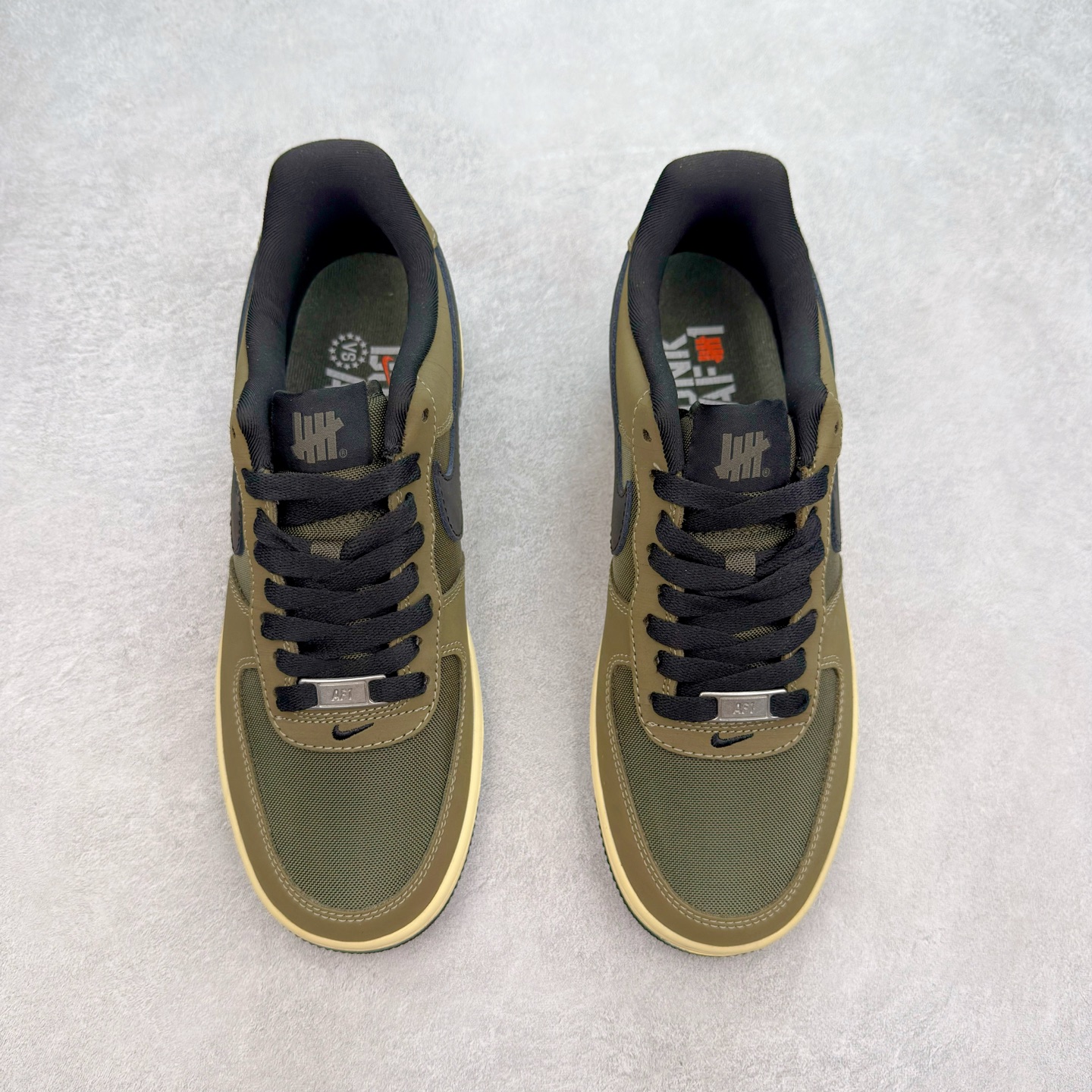 图片[2]-＃XT纯原 NK Air Force 1´07 Low 空军一号低帮百搭休闲运动板鞋 DH3064-300 顶级批次 2022全新楦头鞋型 鱼鳞大底 历时开发三个月 清洁度完美 二维码鞋标 内置芯片及solo气垫 大底高度及其弧度依照正品 钢印 logo刺绣 鞋口弧度 鞋头长度 鞋面冲孔 鞋垫背胶及钢印 完美鞋型对比正品 每一处都是细节满满 柔软、弹性十足的缓震性能和出色的中底设计 横跨复古与现代的外型结合 造就出风靡全球 三十多年的Force 1 直到今天还深受青睐 实拍调校N版已经零色差零失真 百分百还原实物色彩所见即所得 不存在货不对板色差等低级问题 选购参考实物拍摄 不混卖不参货 只用心做好货严格选品 承诺混一赔十 尺码：36 36.5 37.5 38 38.5 39 40 40.5 41 42 42.5 43 44 44.5 45-选品中心