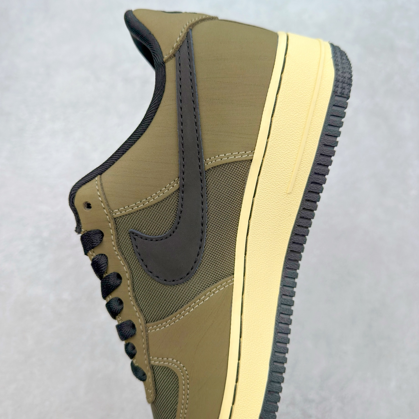 图片[7]-＃XT纯原 NK Air Force 1´07 Low 空军一号低帮百搭休闲运动板鞋 DH3064-300 顶级批次 2022全新楦头鞋型 鱼鳞大底 历时开发三个月 清洁度完美 二维码鞋标 内置芯片及solo气垫 大底高度及其弧度依照正品 钢印 logo刺绣 鞋口弧度 鞋头长度 鞋面冲孔 鞋垫背胶及钢印 完美鞋型对比正品 每一处都是细节满满 柔软、弹性十足的缓震性能和出色的中底设计 横跨复古与现代的外型结合 造就出风靡全球 三十多年的Force 1 直到今天还深受青睐 实拍调校N版已经零色差零失真 百分百还原实物色彩所见即所得 不存在货不对板色差等低级问题 选购参考实物拍摄 不混卖不参货 只用心做好货严格选品 承诺混一赔十 尺码：36 36.5 37.5 38 38.5 39 40 40.5 41 42 42.5 43 44 44.5 45-选品中心