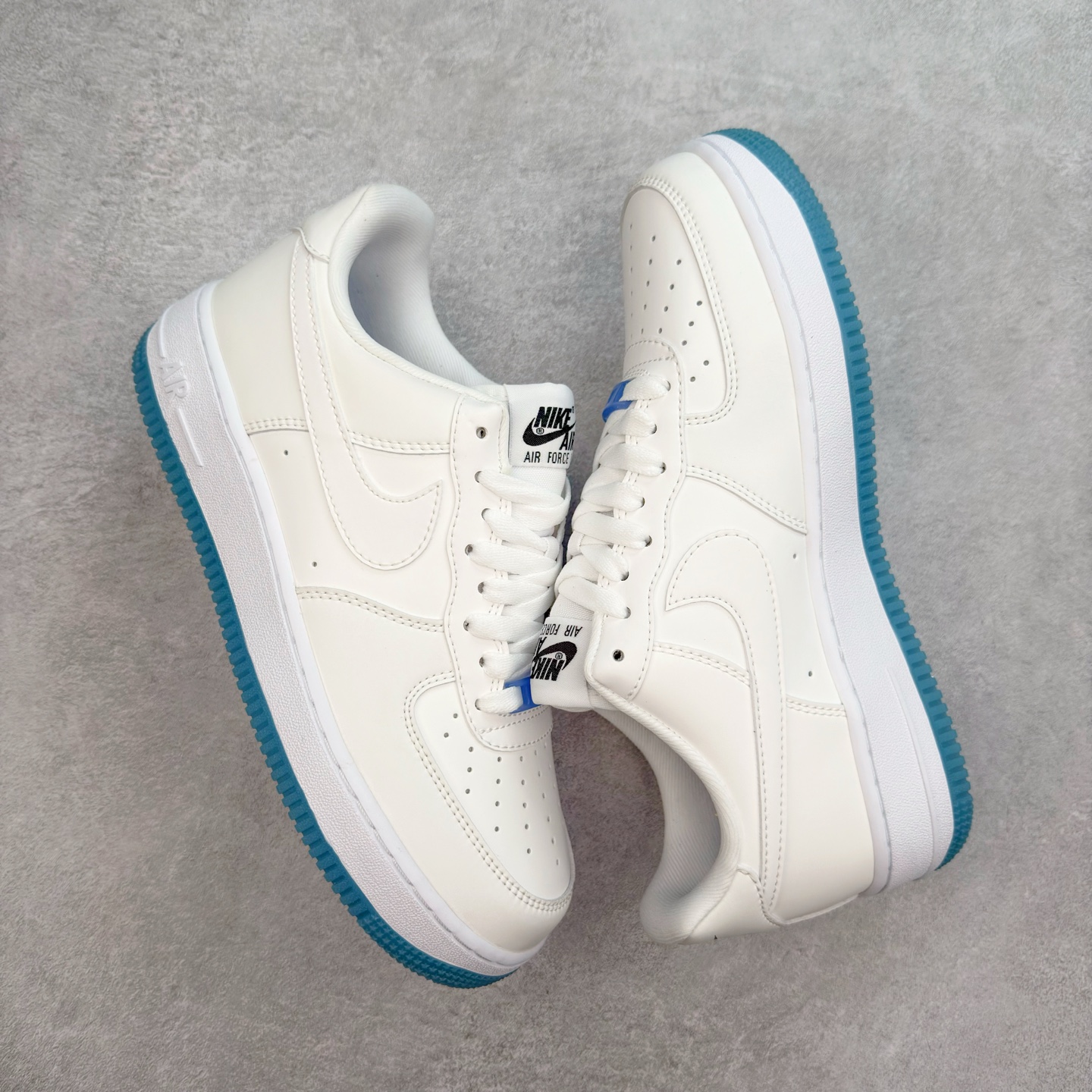 图片[3]-＃XT纯原 NK Air Force 1´07 Low 空军一号低帮百搭休闲运动板鞋 DA8301-100 顶级批次 2022全新楦头鞋型 鱼鳞大底 历时开发三个月 清洁度完美 二维码鞋标 内置芯片及solo气垫 大底高度及其弧度依照正品 钢印 logo刺绣 鞋口弧度 鞋头长度 鞋面冲孔 鞋垫背胶及钢印 完美鞋型对比正品 每一处都是细节满满 柔软、弹性十足的缓震性能和出色的中底设计 横跨复古与现代的外型结合 造就出风靡全球 三十多年的Force 1 直到今天还深受青睐 实拍调校N版已经零色差零失真 百分百还原实物色彩所见即所得 不存在货不对板色差等低级问题 选购参考实物拍摄 不混卖不参货 只用心做好货严格选品 承诺混一赔十 尺码：36 36.5 37.5 38 38.5 39 40 40.5 41 42 42.5 43 44 44.5 45-选品中心