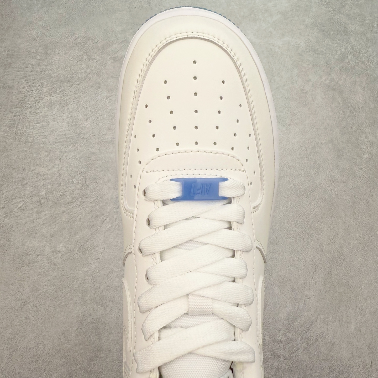 图片[4]-＃XT纯原 NK Air Force 1´07 Low 空军一号低帮百搭休闲运动板鞋 DA8301-100 顶级批次 2022全新楦头鞋型 鱼鳞大底 历时开发三个月 清洁度完美 二维码鞋标 内置芯片及solo气垫 大底高度及其弧度依照正品 钢印 logo刺绣 鞋口弧度 鞋头长度 鞋面冲孔 鞋垫背胶及钢印 完美鞋型对比正品 每一处都是细节满满 柔软、弹性十足的缓震性能和出色的中底设计 横跨复古与现代的外型结合 造就出风靡全球 三十多年的Force 1 直到今天还深受青睐 实拍调校N版已经零色差零失真 百分百还原实物色彩所见即所得 不存在货不对板色差等低级问题 选购参考实物拍摄 不混卖不参货 只用心做好货严格选品 承诺混一赔十 尺码：36 36.5 37.5 38 38.5 39 40 40.5 41 42 42.5 43 44 44.5 45-选品中心