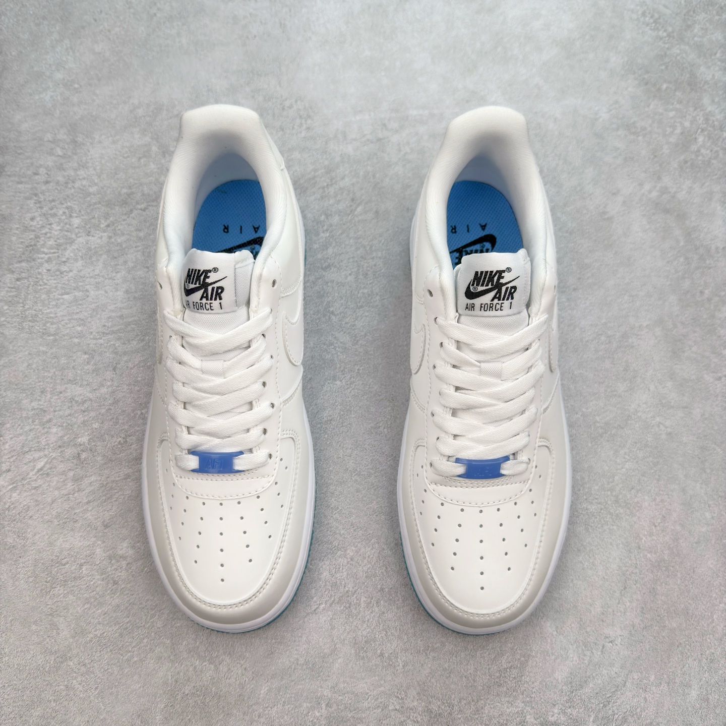 图片[2]-＃XT纯原 NK Air Force 1´07 Low 空军一号低帮百搭休闲运动板鞋 DA8301-100 顶级批次 2022全新楦头鞋型 鱼鳞大底 历时开发三个月 清洁度完美 二维码鞋标 内置芯片及solo气垫 大底高度及其弧度依照正品 钢印 logo刺绣 鞋口弧度 鞋头长度 鞋面冲孔 鞋垫背胶及钢印 完美鞋型对比正品 每一处都是细节满满 柔软、弹性十足的缓震性能和出色的中底设计 横跨复古与现代的外型结合 造就出风靡全球 三十多年的Force 1 直到今天还深受青睐 实拍调校N版已经零色差零失真 百分百还原实物色彩所见即所得 不存在货不对板色差等低级问题 选购参考实物拍摄 不混卖不参货 只用心做好货严格选品 承诺混一赔十 尺码：36 36.5 37.5 38 38.5 39 40 40.5 41 42 42.5 43 44 44.5 45-选品中心