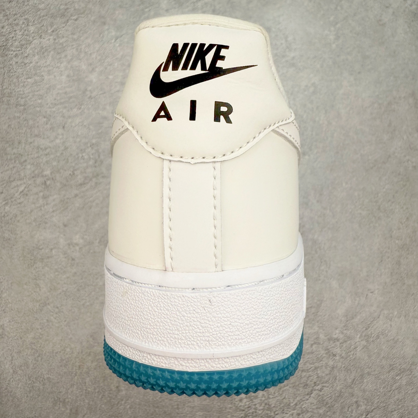 图片[8]-＃XT纯原 NK Air Force 1´07 Low 空军一号低帮百搭休闲运动板鞋 DA8301-100 顶级批次 2022全新楦头鞋型 鱼鳞大底 历时开发三个月 清洁度完美 二维码鞋标 内置芯片及solo气垫 大底高度及其弧度依照正品 钢印 logo刺绣 鞋口弧度 鞋头长度 鞋面冲孔 鞋垫背胶及钢印 完美鞋型对比正品 每一处都是细节满满 柔软、弹性十足的缓震性能和出色的中底设计 横跨复古与现代的外型结合 造就出风靡全球 三十多年的Force 1 直到今天还深受青睐 实拍调校N版已经零色差零失真 百分百还原实物色彩所见即所得 不存在货不对板色差等低级问题 选购参考实物拍摄 不混卖不参货 只用心做好货严格选品 承诺混一赔十 尺码：36 36.5 37.5 38 38.5 39 40 40.5 41 42 42.5 43 44 44.5 45-选品中心