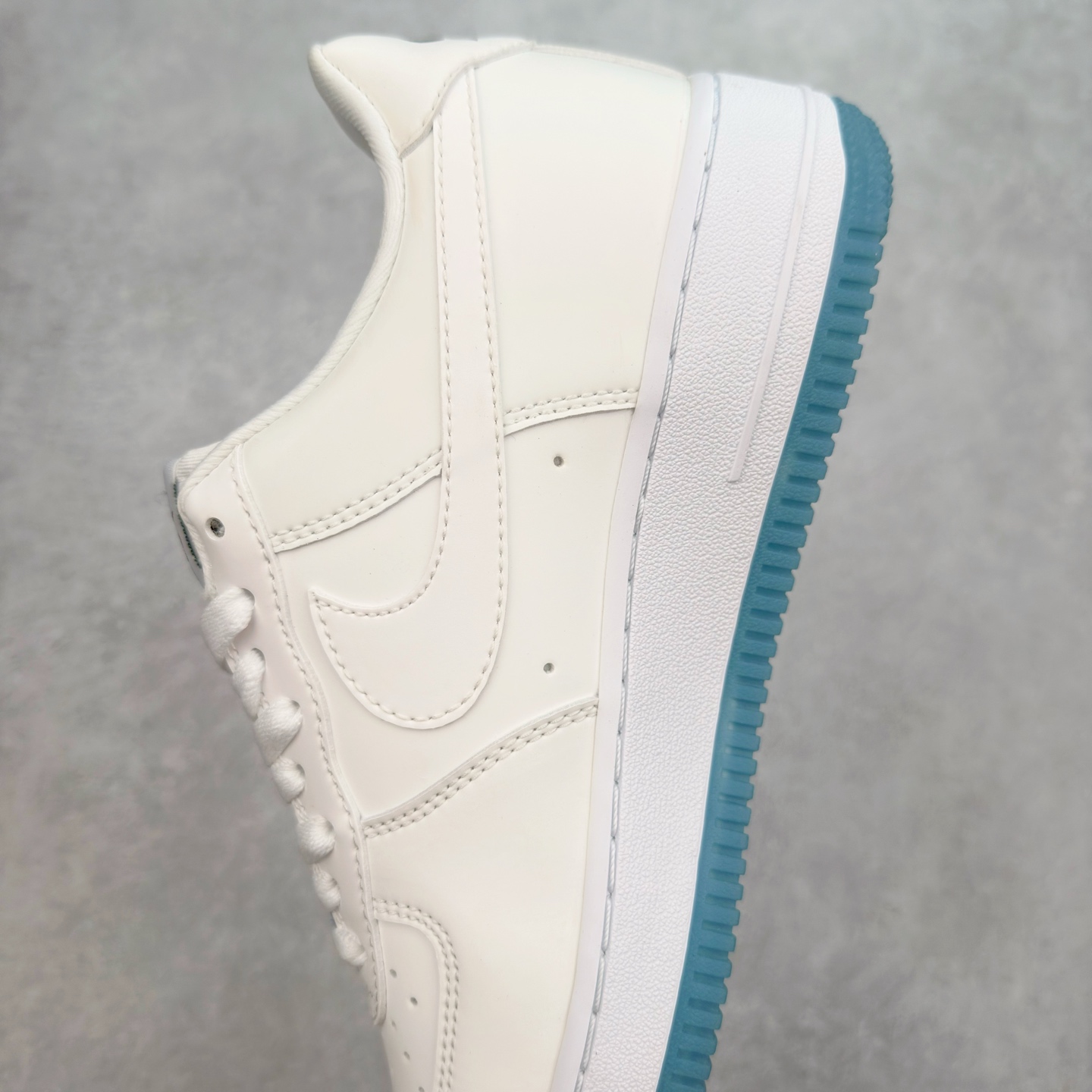 图片[7]-＃XT纯原 NK Air Force 1´07 Low 空军一号低帮百搭休闲运动板鞋 DA8301-100 顶级批次 2022全新楦头鞋型 鱼鳞大底 历时开发三个月 清洁度完美 二维码鞋标 内置芯片及solo气垫 大底高度及其弧度依照正品 钢印 logo刺绣 鞋口弧度 鞋头长度 鞋面冲孔 鞋垫背胶及钢印 完美鞋型对比正品 每一处都是细节满满 柔软、弹性十足的缓震性能和出色的中底设计 横跨复古与现代的外型结合 造就出风靡全球 三十多年的Force 1 直到今天还深受青睐 实拍调校N版已经零色差零失真 百分百还原实物色彩所见即所得 不存在货不对板色差等低级问题 选购参考实物拍摄 不混卖不参货 只用心做好货严格选品 承诺混一赔十 尺码：36 36.5 37.5 38 38.5 39 40 40.5 41 42 42.5 43 44 44.5 45-选品中心