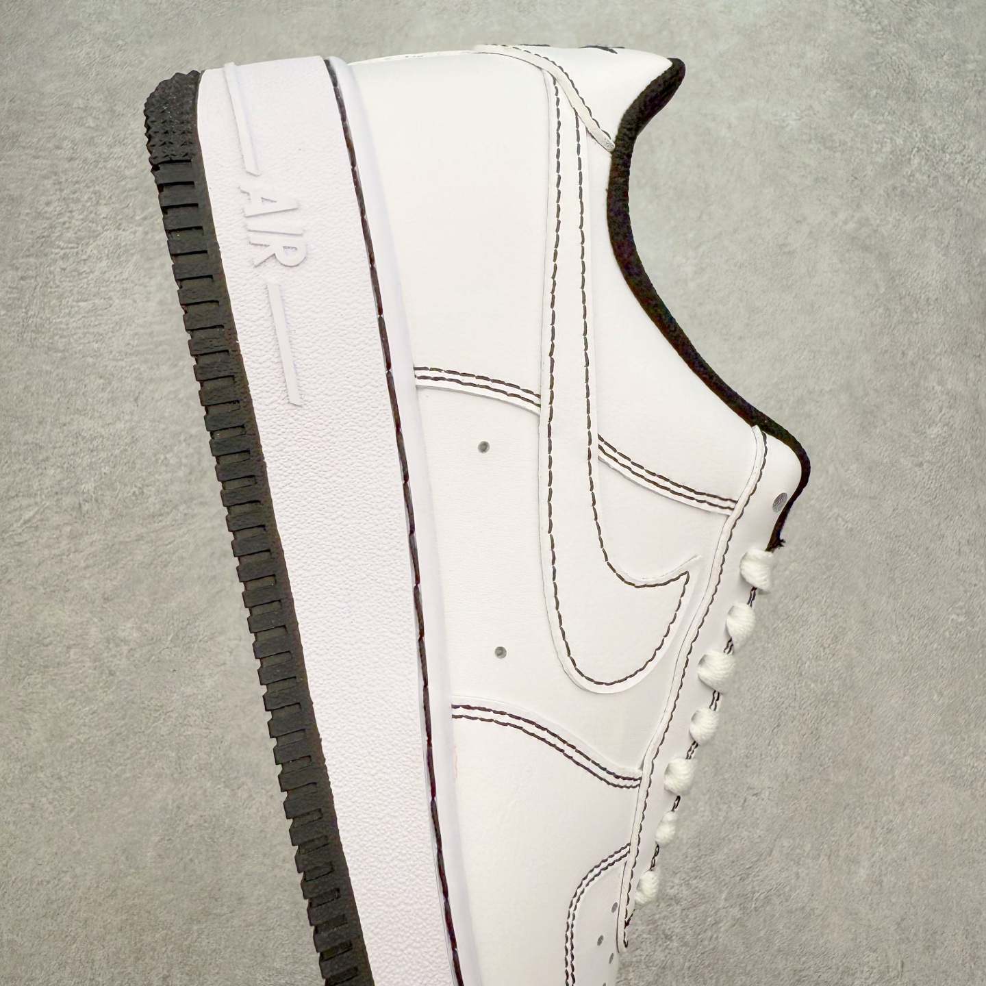 图片[6]-＃XT纯原 NK Air Force 1´07 Low 空军一号低帮百搭休闲运动板鞋 CV1724-104 顶级批次 2022全新楦头鞋型 鱼鳞大底 历时开发三个月 清洁度完美 二维码鞋标 内置芯片及solo气垫 大底高度及其弧度依照正品 钢印 logo刺绣 鞋口弧度 鞋头长度 鞋面冲孔 鞋垫背胶及钢印 完美鞋型对比正品 每一处都是细节满满 柔软、弹性十足的缓震性能和出色的中底设计 横跨复古与现代的外型结合 造就出风靡全球 三十多年的Force 1 直到今天还深受青睐 实拍调校N版已经零色差零失真 百分百还原实物色彩所见即所得 不存在货不对板色差等低级问题 选购参考实物拍摄 不混卖不参货 只用心做好货严格选品 承诺混一赔十 尺码：36 36.5 37.5 38 38.5 39 40 40.5 41 42 42.5 43 44 44.5 45-选品中心