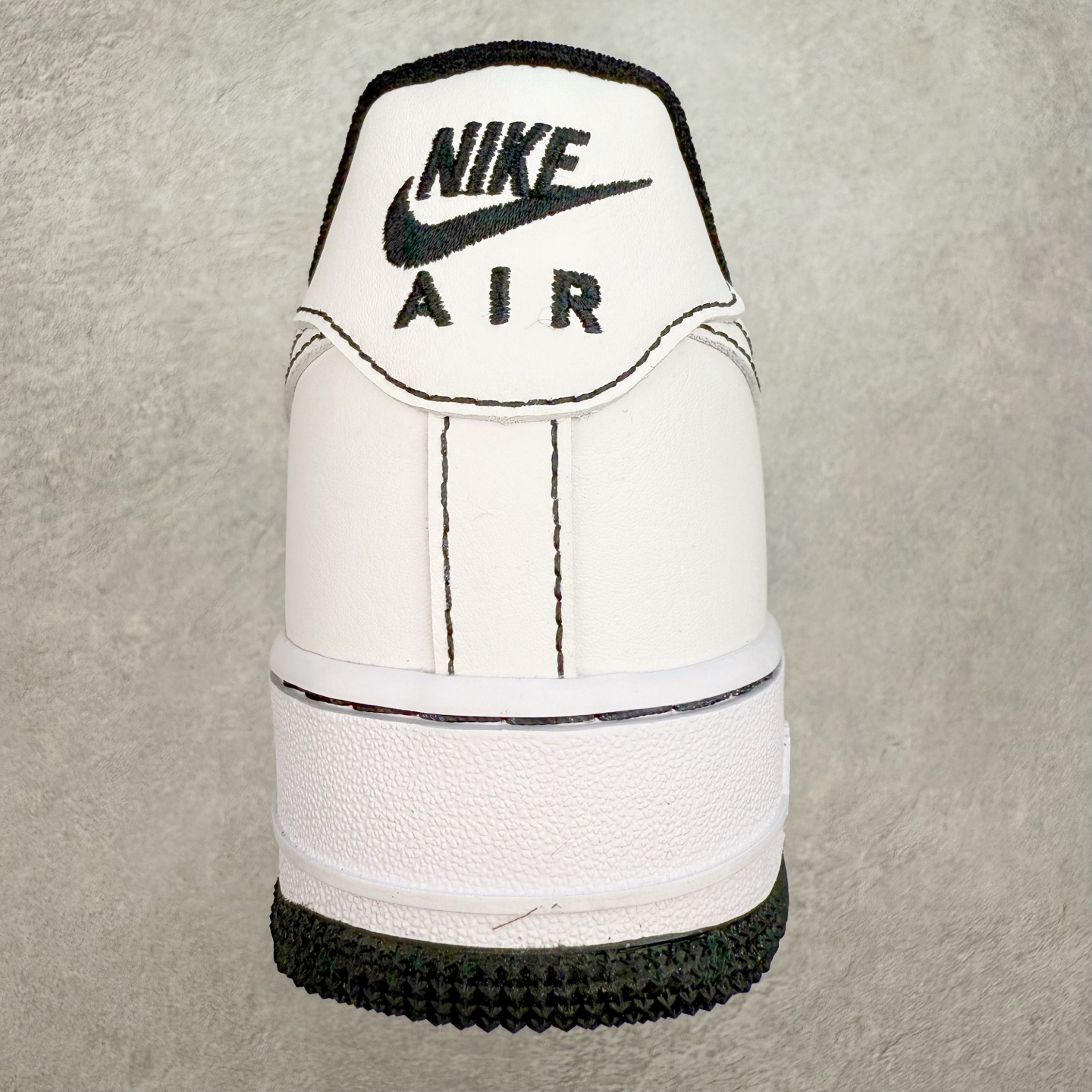 图片[8]-＃XT纯原 NK Air Force 1´07 Low 空军一号低帮百搭休闲运动板鞋 CV1724-104 顶级批次 2022全新楦头鞋型 鱼鳞大底 历时开发三个月 清洁度完美 二维码鞋标 内置芯片及solo气垫 大底高度及其弧度依照正品 钢印 logo刺绣 鞋口弧度 鞋头长度 鞋面冲孔 鞋垫背胶及钢印 完美鞋型对比正品 每一处都是细节满满 柔软、弹性十足的缓震性能和出色的中底设计 横跨复古与现代的外型结合 造就出风靡全球 三十多年的Force 1 直到今天还深受青睐 实拍调校N版已经零色差零失真 百分百还原实物色彩所见即所得 不存在货不对板色差等低级问题 选购参考实物拍摄 不混卖不参货 只用心做好货严格选品 承诺混一赔十 尺码：36 36.5 37.5 38 38.5 39 40 40.5 41 42 42.5 43 44 44.5 45-选品中心