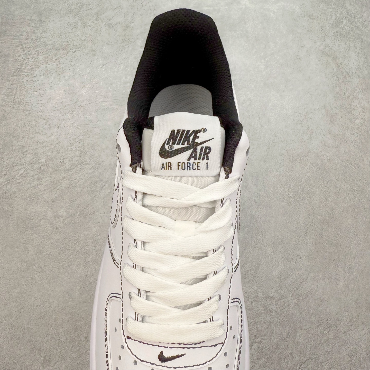 图片[5]-＃XT纯原 NK Air Force 1´07 Low 空军一号低帮百搭休闲运动板鞋 CV1724-104 顶级批次 2022全新楦头鞋型 鱼鳞大底 历时开发三个月 清洁度完美 二维码鞋标 内置芯片及solo气垫 大底高度及其弧度依照正品 钢印 logo刺绣 鞋口弧度 鞋头长度 鞋面冲孔 鞋垫背胶及钢印 完美鞋型对比正品 每一处都是细节满满 柔软、弹性十足的缓震性能和出色的中底设计 横跨复古与现代的外型结合 造就出风靡全球 三十多年的Force 1 直到今天还深受青睐 实拍调校N版已经零色差零失真 百分百还原实物色彩所见即所得 不存在货不对板色差等低级问题 选购参考实物拍摄 不混卖不参货 只用心做好货严格选品 承诺混一赔十 尺码：36 36.5 37.5 38 38.5 39 40 40.5 41 42 42.5 43 44 44.5 45-选品中心