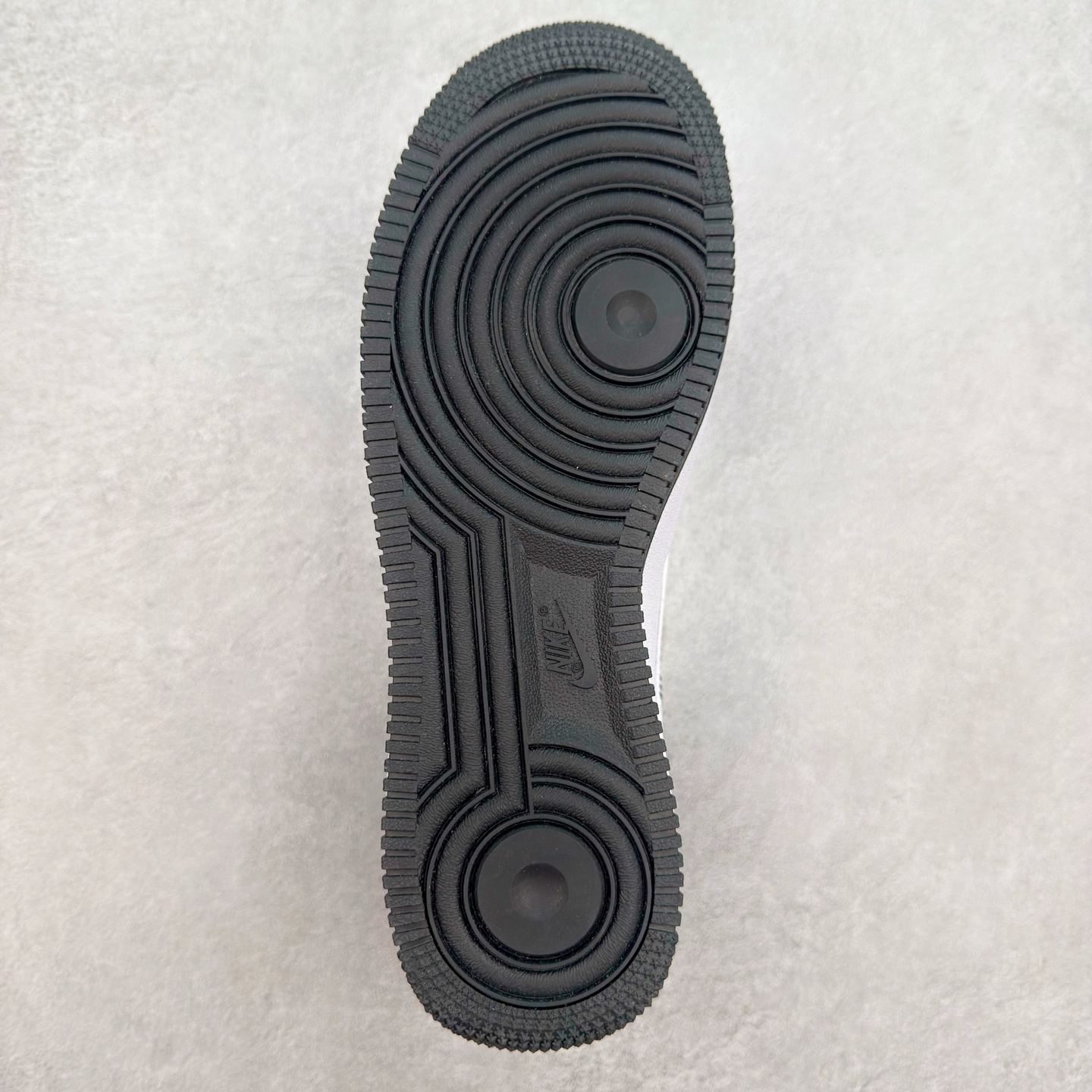 图片[9]-＃XT纯原 NK Air Force 1´07 Low 空军一号低帮百搭休闲运动板鞋 CV1724-104 顶级批次 2022全新楦头鞋型 鱼鳞大底 历时开发三个月 清洁度完美 二维码鞋标 内置芯片及solo气垫 大底高度及其弧度依照正品 钢印 logo刺绣 鞋口弧度 鞋头长度 鞋面冲孔 鞋垫背胶及钢印 完美鞋型对比正品 每一处都是细节满满 柔软、弹性十足的缓震性能和出色的中底设计 横跨复古与现代的外型结合 造就出风靡全球 三十多年的Force 1 直到今天还深受青睐 实拍调校N版已经零色差零失真 百分百还原实物色彩所见即所得 不存在货不对板色差等低级问题 选购参考实物拍摄 不混卖不参货 只用心做好货严格选品 承诺混一赔十 尺码：36 36.5 37.5 38 38.5 39 40 40.5 41 42 42.5 43 44 44.5 45-选品中心