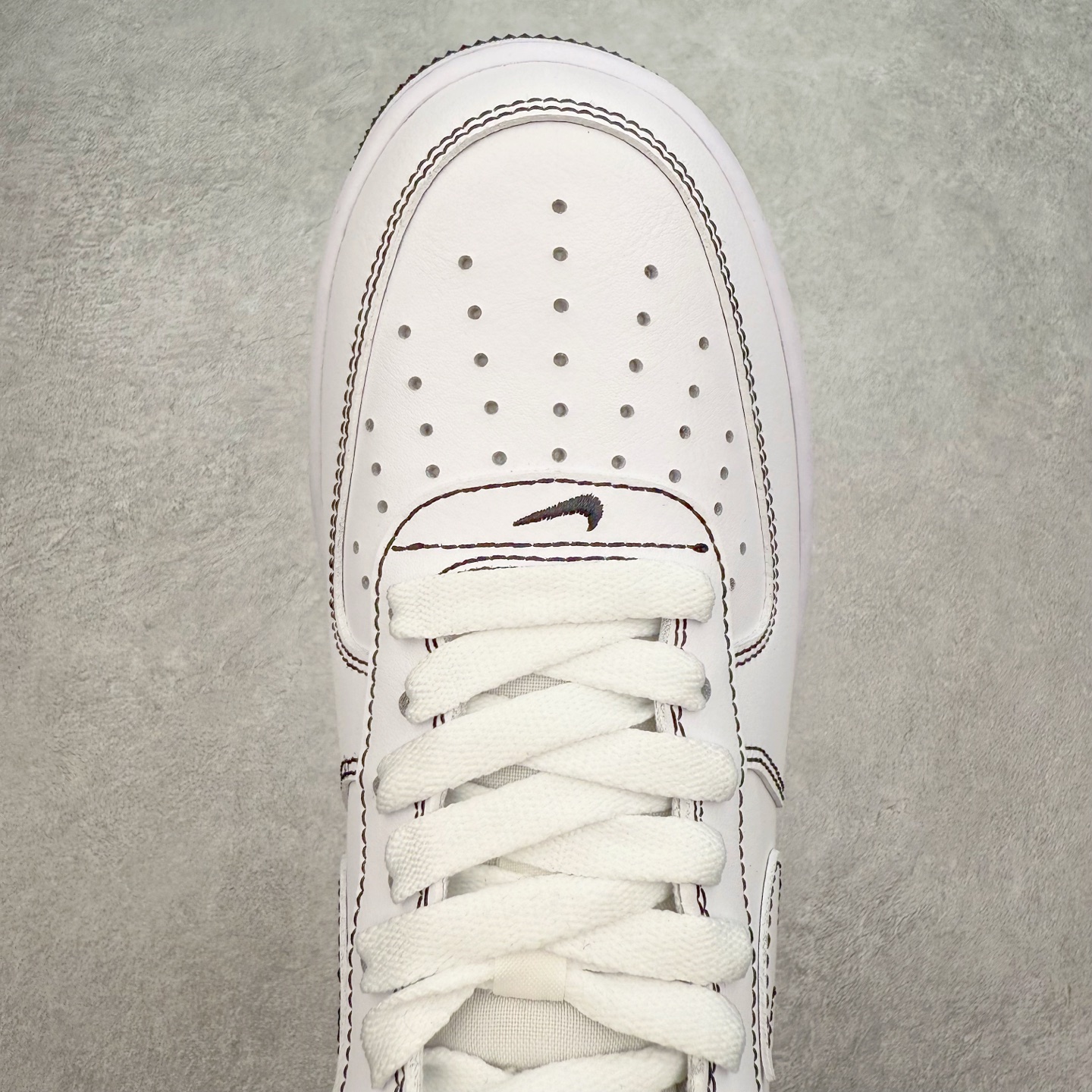 图片[4]-＃XT纯原 NK Air Force 1´07 Low 空军一号低帮百搭休闲运动板鞋 CV1724-104 顶级批次 2022全新楦头鞋型 鱼鳞大底 历时开发三个月 清洁度完美 二维码鞋标 内置芯片及solo气垫 大底高度及其弧度依照正品 钢印 logo刺绣 鞋口弧度 鞋头长度 鞋面冲孔 鞋垫背胶及钢印 完美鞋型对比正品 每一处都是细节满满 柔软、弹性十足的缓震性能和出色的中底设计 横跨复古与现代的外型结合 造就出风靡全球 三十多年的Force 1 直到今天还深受青睐 实拍调校N版已经零色差零失真 百分百还原实物色彩所见即所得 不存在货不对板色差等低级问题 选购参考实物拍摄 不混卖不参货 只用心做好货严格选品 承诺混一赔十 尺码：36 36.5 37.5 38 38.5 39 40 40.5 41 42 42.5 43 44 44.5 45-选品中心