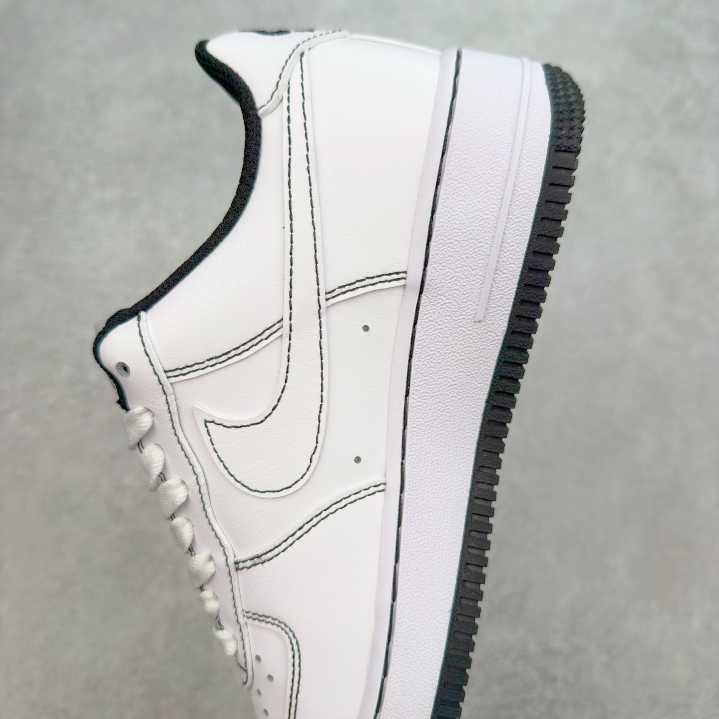 图片[7]-＃XT纯原 NK Air Force 1´07 Low 空军一号低帮百搭休闲运动板鞋 CV1724-104 顶级批次 2022全新楦头鞋型 鱼鳞大底 历时开发三个月 清洁度完美 二维码鞋标 内置芯片及solo气垫 大底高度及其弧度依照正品 钢印 logo刺绣 鞋口弧度 鞋头长度 鞋面冲孔 鞋垫背胶及钢印 完美鞋型对比正品 每一处都是细节满满 柔软、弹性十足的缓震性能和出色的中底设计 横跨复古与现代的外型结合 造就出风靡全球 三十多年的Force 1 直到今天还深受青睐 实拍调校N版已经零色差零失真 百分百还原实物色彩所见即所得 不存在货不对板色差等低级问题 选购参考实物拍摄 不混卖不参货 只用心做好货严格选品 承诺混一赔十 尺码：36 36.5 37.5 38 38.5 39 40 40.5 41 42 42.5 43 44 44.5 45-选品中心