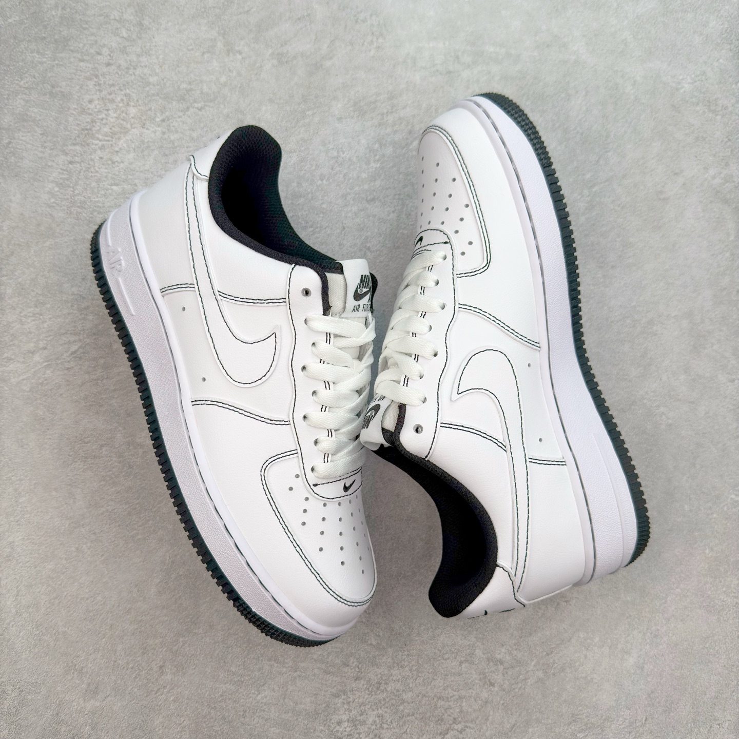 图片[3]-＃XT纯原 NK Air Force 1´07 Low 空军一号低帮百搭休闲运动板鞋 CV1724-104 顶级批次 2022全新楦头鞋型 鱼鳞大底 历时开发三个月 清洁度完美 二维码鞋标 内置芯片及solo气垫 大底高度及其弧度依照正品 钢印 logo刺绣 鞋口弧度 鞋头长度 鞋面冲孔 鞋垫背胶及钢印 完美鞋型对比正品 每一处都是细节满满 柔软、弹性十足的缓震性能和出色的中底设计 横跨复古与现代的外型结合 造就出风靡全球 三十多年的Force 1 直到今天还深受青睐 实拍调校N版已经零色差零失真 百分百还原实物色彩所见即所得 不存在货不对板色差等低级问题 选购参考实物拍摄 不混卖不参货 只用心做好货严格选品 承诺混一赔十 尺码：36 36.5 37.5 38 38.5 39 40 40.5 41 42 42.5 43 44 44.5 45-选品中心