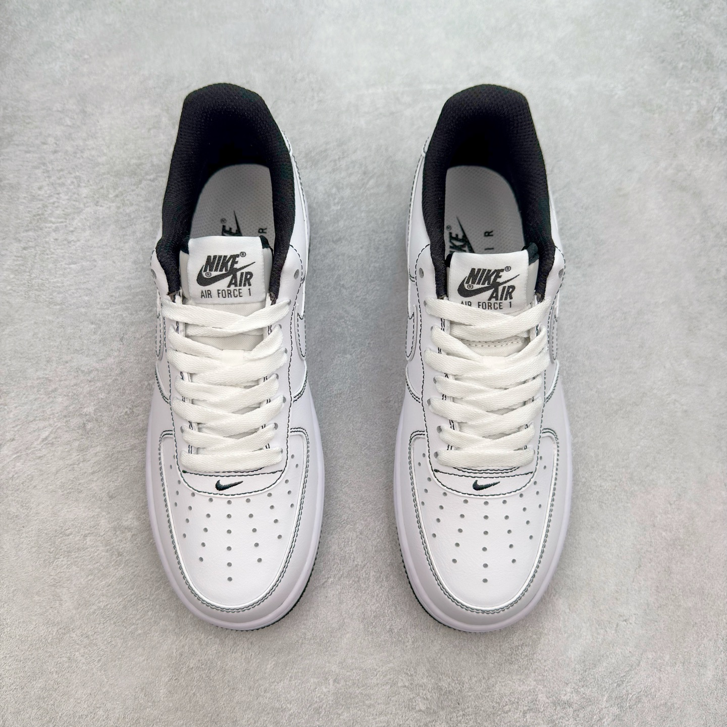 图片[2]-＃XT纯原 NK Air Force 1´07 Low 空军一号低帮百搭休闲运动板鞋 CV1724-104 顶级批次 2022全新楦头鞋型 鱼鳞大底 历时开发三个月 清洁度完美 二维码鞋标 内置芯片及solo气垫 大底高度及其弧度依照正品 钢印 logo刺绣 鞋口弧度 鞋头长度 鞋面冲孔 鞋垫背胶及钢印 完美鞋型对比正品 每一处都是细节满满 柔软、弹性十足的缓震性能和出色的中底设计 横跨复古与现代的外型结合 造就出风靡全球 三十多年的Force 1 直到今天还深受青睐 实拍调校N版已经零色差零失真 百分百还原实物色彩所见即所得 不存在货不对板色差等低级问题 选购参考实物拍摄 不混卖不参货 只用心做好货严格选品 承诺混一赔十 尺码：36 36.5 37.5 38 38.5 39 40 40.5 41 42 42.5 43 44 44.5 45-选品中心