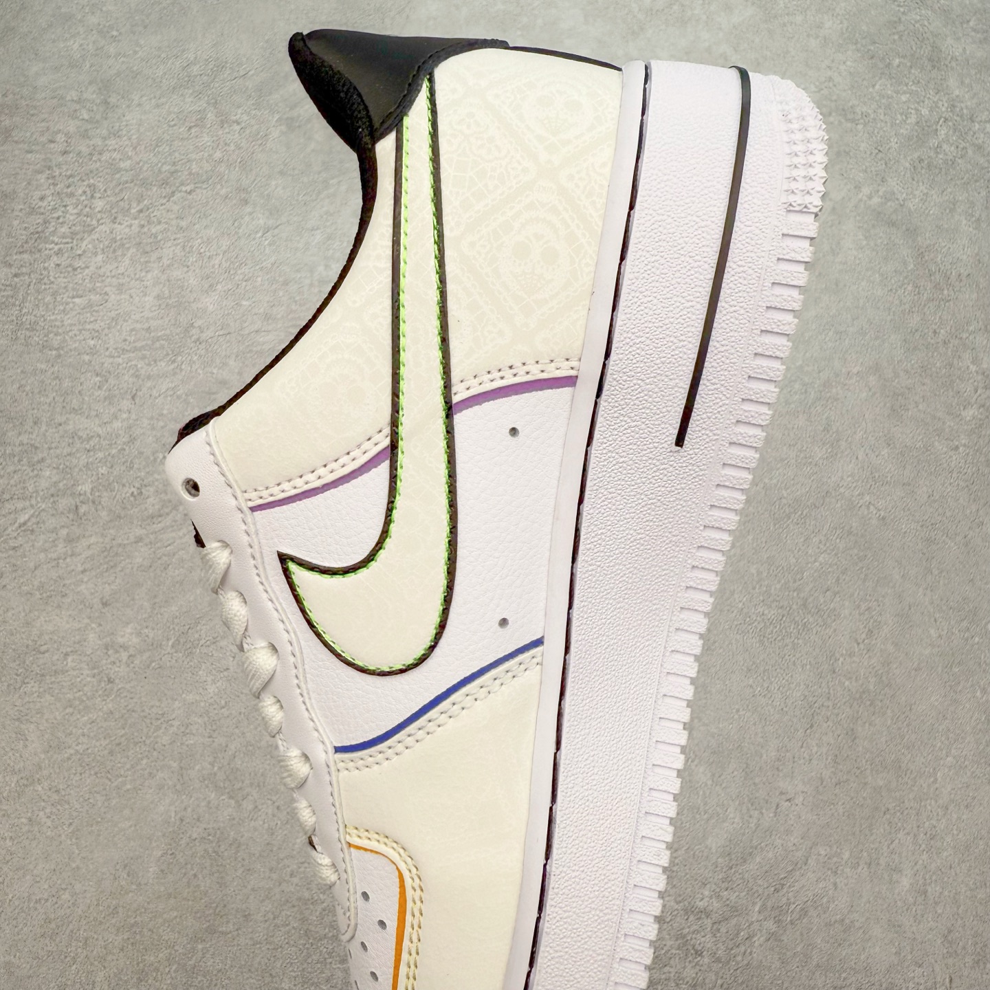 图片[7]-＃XT纯原 NK Air Force 1´07 Low 空军一号低帮百搭休闲运动板鞋 CT1138-100 顶级批次 2022全新楦头鞋型 鱼鳞大底 历时开发三个月 清洁度完美 二维码鞋标 内置芯片及solo气垫 大底高度及其弧度依照正品 钢印 logo刺绣 鞋口弧度 鞋头长度 鞋面冲孔 鞋垫背胶及钢印 完美鞋型对比正品 每一处都是细节满满 柔软、弹性十足的缓震性能和出色的中底设计 横跨复古与现代的外型结合 造就出风靡全球 三十多年的Force 1 直到今天还深受青睐 实拍调校N版已经零色差零失真 百分百还原实物色彩所见即所得 不存在货不对板色差等低级问题 选购参考实物拍摄 不混卖不参货 只用心做好货严格选品 承诺混一赔十 尺码：36 36.5 37.5 38 38.5 39 40 40.5 41 42 42.5 43 44 44.5 45-选品中心