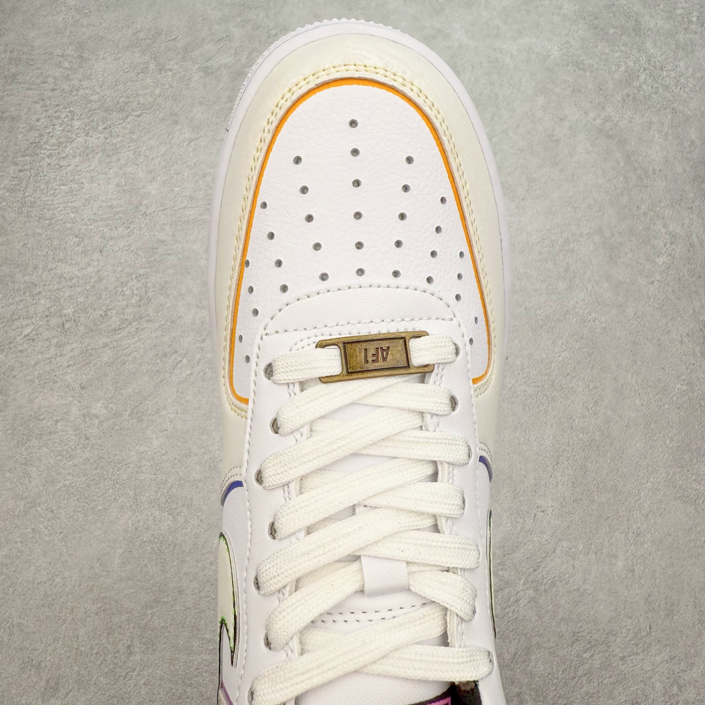 图片[4]-＃XT纯原 NK Air Force 1´07 Low 空军一号低帮百搭休闲运动板鞋 CT1138-100 顶级批次 2022全新楦头鞋型 鱼鳞大底 历时开发三个月 清洁度完美 二维码鞋标 内置芯片及solo气垫 大底高度及其弧度依照正品 钢印 logo刺绣 鞋口弧度 鞋头长度 鞋面冲孔 鞋垫背胶及钢印 完美鞋型对比正品 每一处都是细节满满 柔软、弹性十足的缓震性能和出色的中底设计 横跨复古与现代的外型结合 造就出风靡全球 三十多年的Force 1 直到今天还深受青睐 实拍调校N版已经零色差零失真 百分百还原实物色彩所见即所得 不存在货不对板色差等低级问题 选购参考实物拍摄 不混卖不参货 只用心做好货严格选品 承诺混一赔十 尺码：36 36.5 37.5 38 38.5 39 40 40.5 41 42 42.5 43 44 44.5 45-选品中心