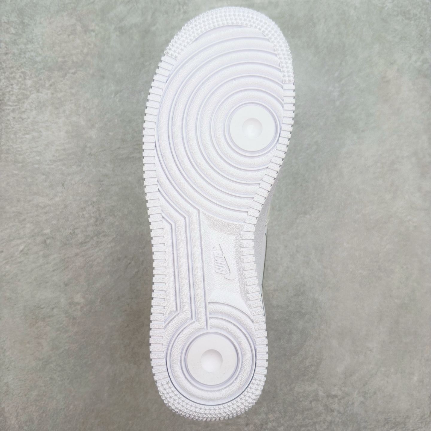 图片[9]-＃XT纯原 NK Air Force 1´07 Low 空军一号低帮百搭休闲运动板鞋 CT1138-100 顶级批次 2022全新楦头鞋型 鱼鳞大底 历时开发三个月 清洁度完美 二维码鞋标 内置芯片及solo气垫 大底高度及其弧度依照正品 钢印 logo刺绣 鞋口弧度 鞋头长度 鞋面冲孔 鞋垫背胶及钢印 完美鞋型对比正品 每一处都是细节满满 柔软、弹性十足的缓震性能和出色的中底设计 横跨复古与现代的外型结合 造就出风靡全球 三十多年的Force 1 直到今天还深受青睐 实拍调校N版已经零色差零失真 百分百还原实物色彩所见即所得 不存在货不对板色差等低级问题 选购参考实物拍摄 不混卖不参货 只用心做好货严格选品 承诺混一赔十 尺码：36 36.5 37.5 38 38.5 39 40 40.5 41 42 42.5 43 44 44.5 45-选品中心