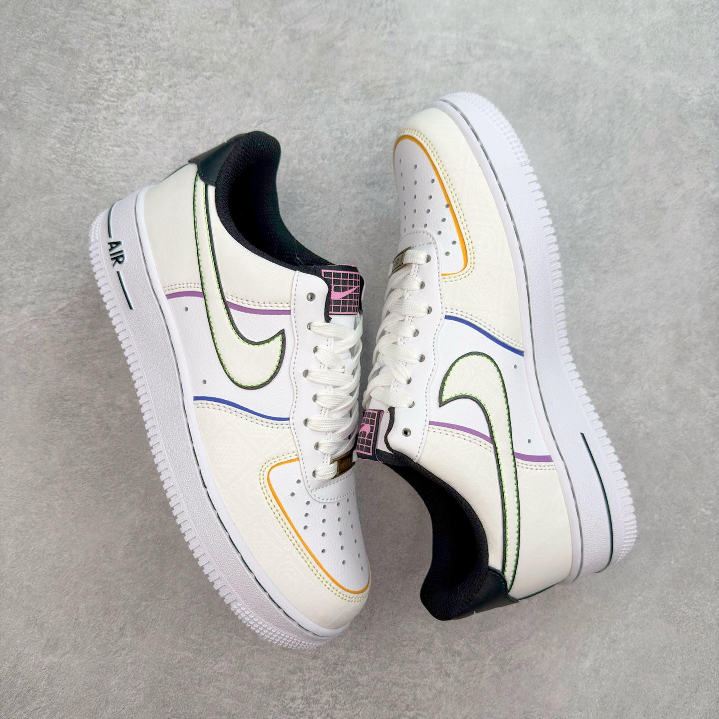 图片[3]-＃XT纯原 NK Air Force 1´07 Low 空军一号低帮百搭休闲运动板鞋 CT1138-100 顶级批次 2022全新楦头鞋型 鱼鳞大底 历时开发三个月 清洁度完美 二维码鞋标 内置芯片及solo气垫 大底高度及其弧度依照正品 钢印 logo刺绣 鞋口弧度 鞋头长度 鞋面冲孔 鞋垫背胶及钢印 完美鞋型对比正品 每一处都是细节满满 柔软、弹性十足的缓震性能和出色的中底设计 横跨复古与现代的外型结合 造就出风靡全球 三十多年的Force 1 直到今天还深受青睐 实拍调校N版已经零色差零失真 百分百还原实物色彩所见即所得 不存在货不对板色差等低级问题 选购参考实物拍摄 不混卖不参货 只用心做好货严格选品 承诺混一赔十 尺码：36 36.5 37.5 38 38.5 39 40 40.5 41 42 42.5 43 44 44.5 45-选品中心