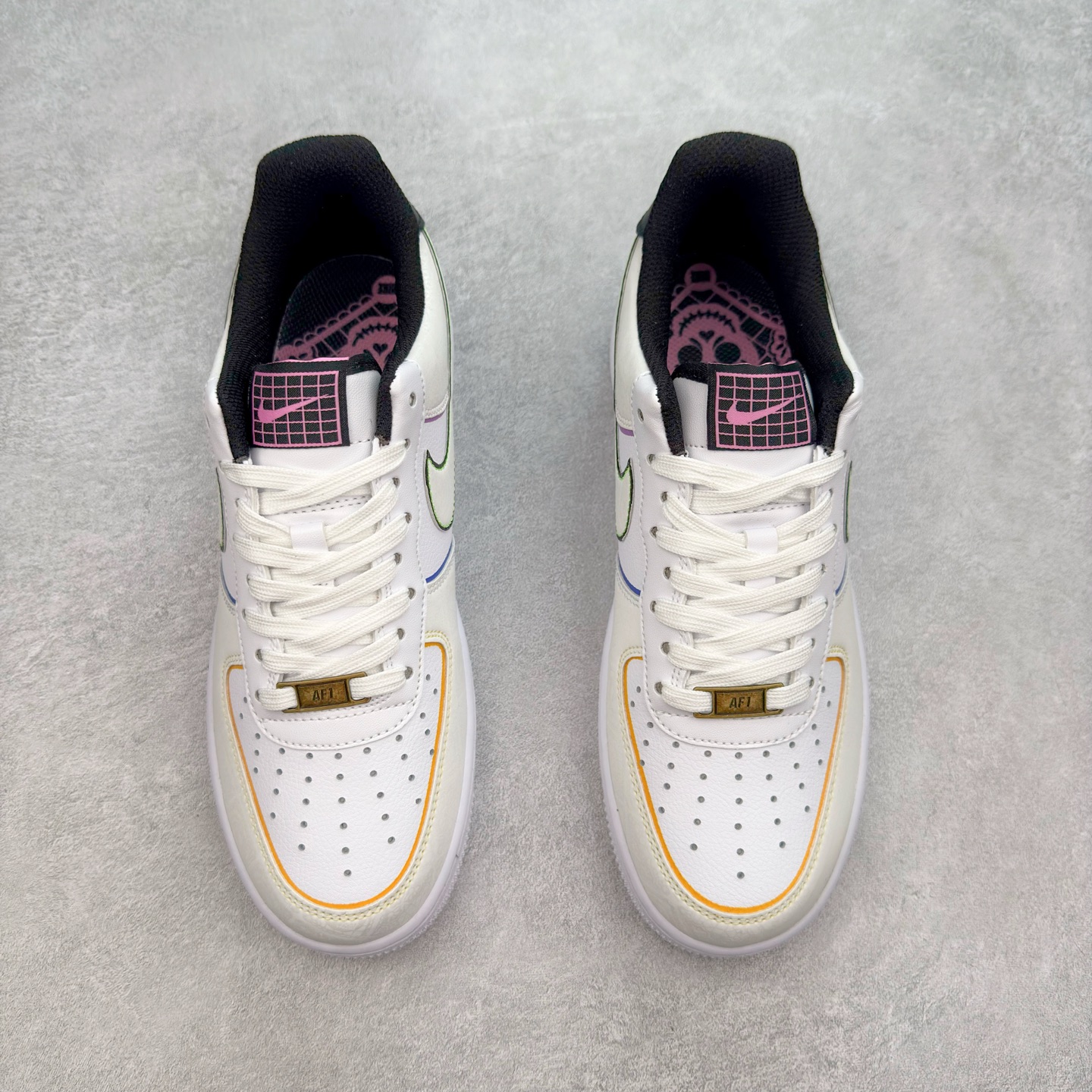 图片[2]-＃XT纯原 NK Air Force 1´07 Low 空军一号低帮百搭休闲运动板鞋 CT1138-100 顶级批次 2022全新楦头鞋型 鱼鳞大底 历时开发三个月 清洁度完美 二维码鞋标 内置芯片及solo气垫 大底高度及其弧度依照正品 钢印 logo刺绣 鞋口弧度 鞋头长度 鞋面冲孔 鞋垫背胶及钢印 完美鞋型对比正品 每一处都是细节满满 柔软、弹性十足的缓震性能和出色的中底设计 横跨复古与现代的外型结合 造就出风靡全球 三十多年的Force 1 直到今天还深受青睐 实拍调校N版已经零色差零失真 百分百还原实物色彩所见即所得 不存在货不对板色差等低级问题 选购参考实物拍摄 不混卖不参货 只用心做好货严格选品 承诺混一赔十 尺码：36 36.5 37.5 38 38.5 39 40 40.5 41 42 42.5 43 44 44.5 45-选品中心