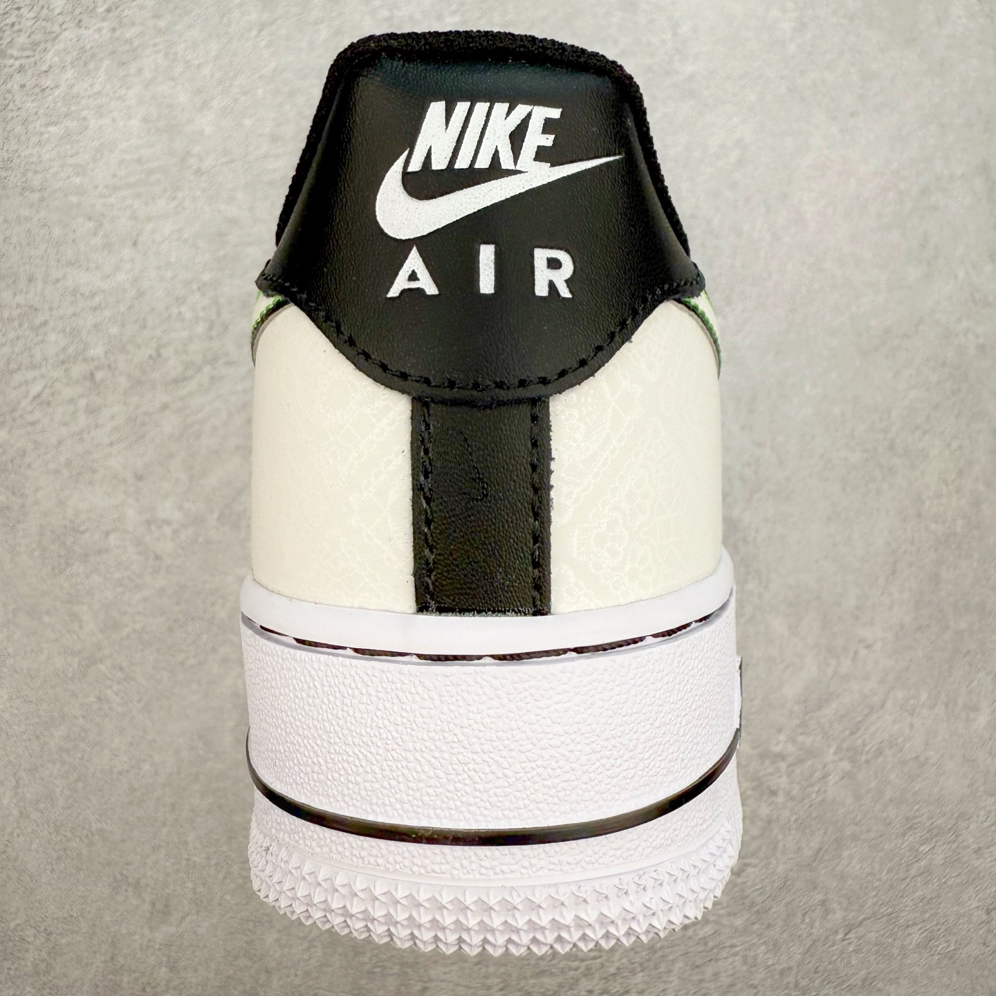 图片[8]-＃XT纯原 NK Air Force 1´07 Low 空军一号低帮百搭休闲运动板鞋 CT1138-100 顶级批次 2022全新楦头鞋型 鱼鳞大底 历时开发三个月 清洁度完美 二维码鞋标 内置芯片及solo气垫 大底高度及其弧度依照正品 钢印 logo刺绣 鞋口弧度 鞋头长度 鞋面冲孔 鞋垫背胶及钢印 完美鞋型对比正品 每一处都是细节满满 柔软、弹性十足的缓震性能和出色的中底设计 横跨复古与现代的外型结合 造就出风靡全球 三十多年的Force 1 直到今天还深受青睐 实拍调校N版已经零色差零失真 百分百还原实物色彩所见即所得 不存在货不对板色差等低级问题 选购参考实物拍摄 不混卖不参货 只用心做好货严格选品 承诺混一赔十 尺码：36 36.5 37.5 38 38.5 39 40 40.5 41 42 42.5 43 44 44.5 45-选品中心