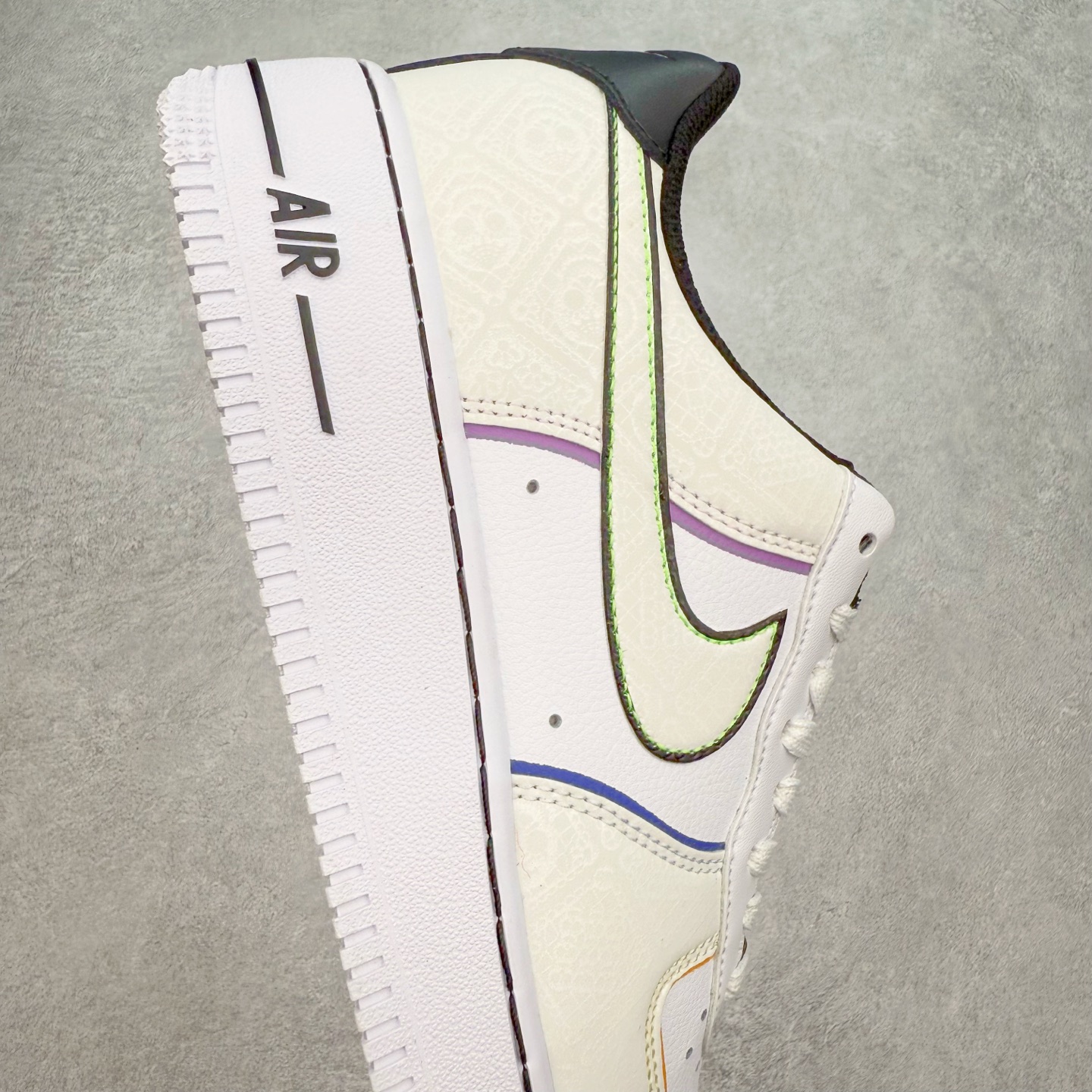 图片[6]-＃XT纯原 NK Air Force 1´07 Low 空军一号低帮百搭休闲运动板鞋 CT1138-100 顶级批次 2022全新楦头鞋型 鱼鳞大底 历时开发三个月 清洁度完美 二维码鞋标 内置芯片及solo气垫 大底高度及其弧度依照正品 钢印 logo刺绣 鞋口弧度 鞋头长度 鞋面冲孔 鞋垫背胶及钢印 完美鞋型对比正品 每一处都是细节满满 柔软、弹性十足的缓震性能和出色的中底设计 横跨复古与现代的外型结合 造就出风靡全球 三十多年的Force 1 直到今天还深受青睐 实拍调校N版已经零色差零失真 百分百还原实物色彩所见即所得 不存在货不对板色差等低级问题 选购参考实物拍摄 不混卖不参货 只用心做好货严格选品 承诺混一赔十 尺码：36 36.5 37.5 38 38.5 39 40 40.5 41 42 42.5 43 44 44.5 45-选品中心