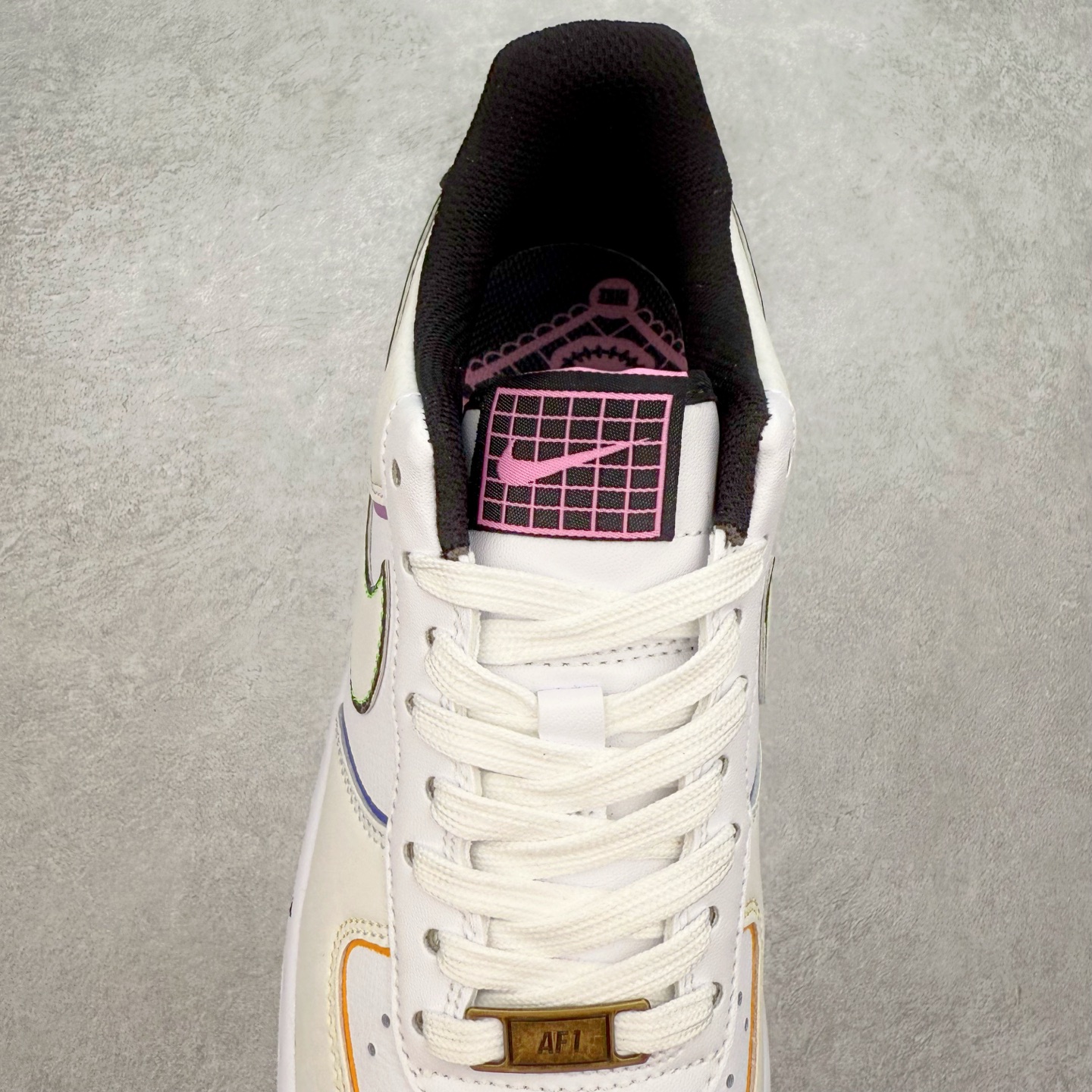 图片[5]-＃XT纯原 NK Air Force 1´07 Low 空军一号低帮百搭休闲运动板鞋 CT1138-100 顶级批次 2022全新楦头鞋型 鱼鳞大底 历时开发三个月 清洁度完美 二维码鞋标 内置芯片及solo气垫 大底高度及其弧度依照正品 钢印 logo刺绣 鞋口弧度 鞋头长度 鞋面冲孔 鞋垫背胶及钢印 完美鞋型对比正品 每一处都是细节满满 柔软、弹性十足的缓震性能和出色的中底设计 横跨复古与现代的外型结合 造就出风靡全球 三十多年的Force 1 直到今天还深受青睐 实拍调校N版已经零色差零失真 百分百还原实物色彩所见即所得 不存在货不对板色差等低级问题 选购参考实物拍摄 不混卖不参货 只用心做好货严格选品 承诺混一赔十 尺码：36 36.5 37.5 38 38.5 39 40 40.5 41 42 42.5 43 44 44.5 45-选品中心