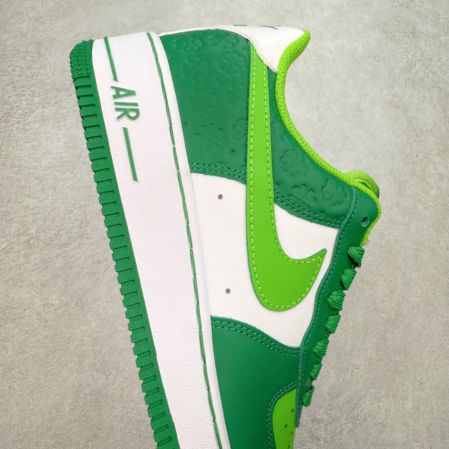 图片[6]-＃XT纯原 NK Air Force 1´07 Low 空军一号低帮百搭休闲运动板鞋 DD8458-300 顶级批次 2022全新楦头鞋型 鱼鳞大底 历时开发三个月 清洁度完美 二维码鞋标 内置芯片及solo气垫 大底高度及其弧度依照正品 钢印 logo刺绣 鞋口弧度 鞋头长度 鞋面冲孔 鞋垫背胶及钢印 完美鞋型对比正品 每一处都是细节满满 柔软、弹性十足的缓震性能和出色的中底设计 横跨复古与现代的外型结合 造就出风靡全球 三十多年的Force 1 直到今天还深受青睐 实拍调校N版已经零色差零失真 百分百还原实物色彩所见即所得 不存在货不对板色差等低级问题 选购参考实物拍摄 不混卖不参货 只用心做好货严格选品 承诺混一赔十 尺码：36 36.5 37.5 38 38.5 39 40 40.5 41 42 42.5 43 44 44.5 45-选品中心