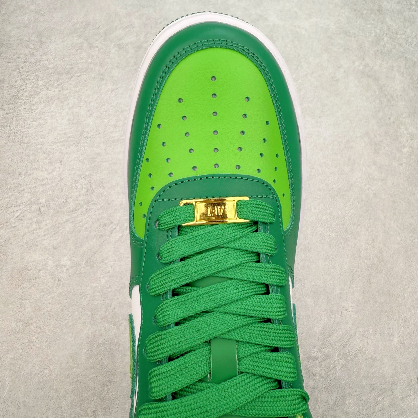 图片[4]-＃XT纯原 NK Air Force 1´07 Low 空军一号低帮百搭休闲运动板鞋 DD8458-300 顶级批次 2022全新楦头鞋型 鱼鳞大底 历时开发三个月 清洁度完美 二维码鞋标 内置芯片及solo气垫 大底高度及其弧度依照正品 钢印 logo刺绣 鞋口弧度 鞋头长度 鞋面冲孔 鞋垫背胶及钢印 完美鞋型对比正品 每一处都是细节满满 柔软、弹性十足的缓震性能和出色的中底设计 横跨复古与现代的外型结合 造就出风靡全球 三十多年的Force 1 直到今天还深受青睐 实拍调校N版已经零色差零失真 百分百还原实物色彩所见即所得 不存在货不对板色差等低级问题 选购参考实物拍摄 不混卖不参货 只用心做好货严格选品 承诺混一赔十 尺码：36 36.5 37.5 38 38.5 39 40 40.5 41 42 42.5 43 44 44.5 45-选品中心