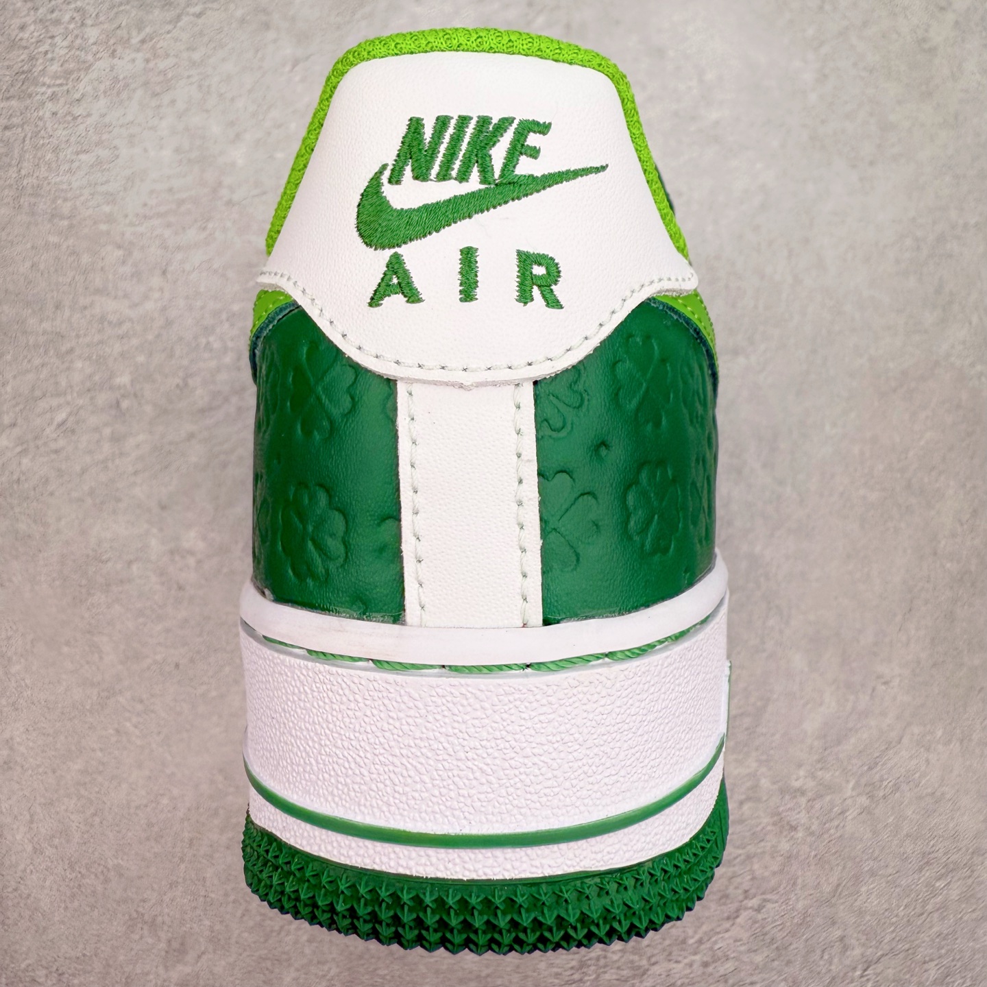 图片[8]-＃XT纯原 NK Air Force 1´07 Low 空军一号低帮百搭休闲运动板鞋 DD8458-300 顶级批次 2022全新楦头鞋型 鱼鳞大底 历时开发三个月 清洁度完美 二维码鞋标 内置芯片及solo气垫 大底高度及其弧度依照正品 钢印 logo刺绣 鞋口弧度 鞋头长度 鞋面冲孔 鞋垫背胶及钢印 完美鞋型对比正品 每一处都是细节满满 柔软、弹性十足的缓震性能和出色的中底设计 横跨复古与现代的外型结合 造就出风靡全球 三十多年的Force 1 直到今天还深受青睐 实拍调校N版已经零色差零失真 百分百还原实物色彩所见即所得 不存在货不对板色差等低级问题 选购参考实物拍摄 不混卖不参货 只用心做好货严格选品 承诺混一赔十 尺码：36 36.5 37.5 38 38.5 39 40 40.5 41 42 42.5 43 44 44.5 45-选品中心