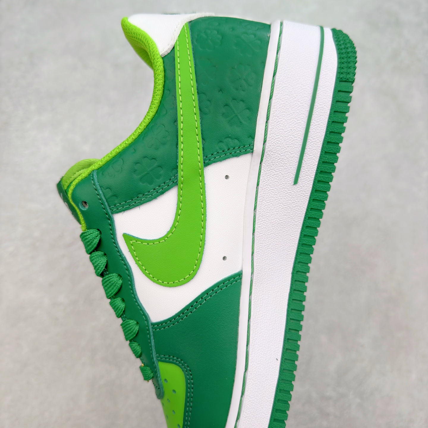 图片[7]-＃XT纯原 NK Air Force 1´07 Low 空军一号低帮百搭休闲运动板鞋 DD8458-300 顶级批次 2022全新楦头鞋型 鱼鳞大底 历时开发三个月 清洁度完美 二维码鞋标 内置芯片及solo气垫 大底高度及其弧度依照正品 钢印 logo刺绣 鞋口弧度 鞋头长度 鞋面冲孔 鞋垫背胶及钢印 完美鞋型对比正品 每一处都是细节满满 柔软、弹性十足的缓震性能和出色的中底设计 横跨复古与现代的外型结合 造就出风靡全球 三十多年的Force 1 直到今天还深受青睐 实拍调校N版已经零色差零失真 百分百还原实物色彩所见即所得 不存在货不对板色差等低级问题 选购参考实物拍摄 不混卖不参货 只用心做好货严格选品 承诺混一赔十 尺码：36 36.5 37.5 38 38.5 39 40 40.5 41 42 42.5 43 44 44.5 45-选品中心