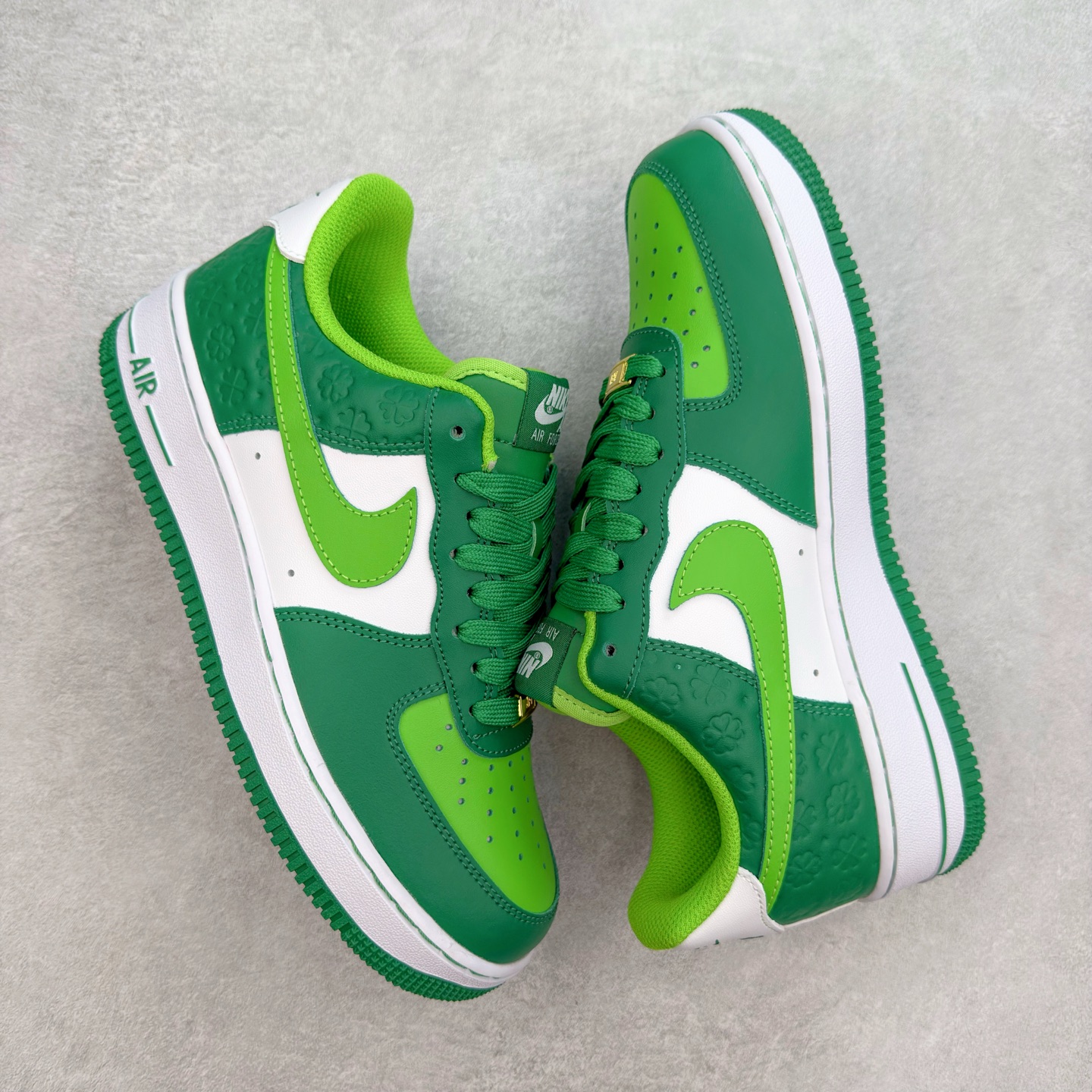 图片[3]-＃XT纯原 NK Air Force 1´07 Low 空军一号低帮百搭休闲运动板鞋 DD8458-300 顶级批次 2022全新楦头鞋型 鱼鳞大底 历时开发三个月 清洁度完美 二维码鞋标 内置芯片及solo气垫 大底高度及其弧度依照正品 钢印 logo刺绣 鞋口弧度 鞋头长度 鞋面冲孔 鞋垫背胶及钢印 完美鞋型对比正品 每一处都是细节满满 柔软、弹性十足的缓震性能和出色的中底设计 横跨复古与现代的外型结合 造就出风靡全球 三十多年的Force 1 直到今天还深受青睐 实拍调校N版已经零色差零失真 百分百还原实物色彩所见即所得 不存在货不对板色差等低级问题 选购参考实物拍摄 不混卖不参货 只用心做好货严格选品 承诺混一赔十 尺码：36 36.5 37.5 38 38.5 39 40 40.5 41 42 42.5 43 44 44.5 45-选品中心