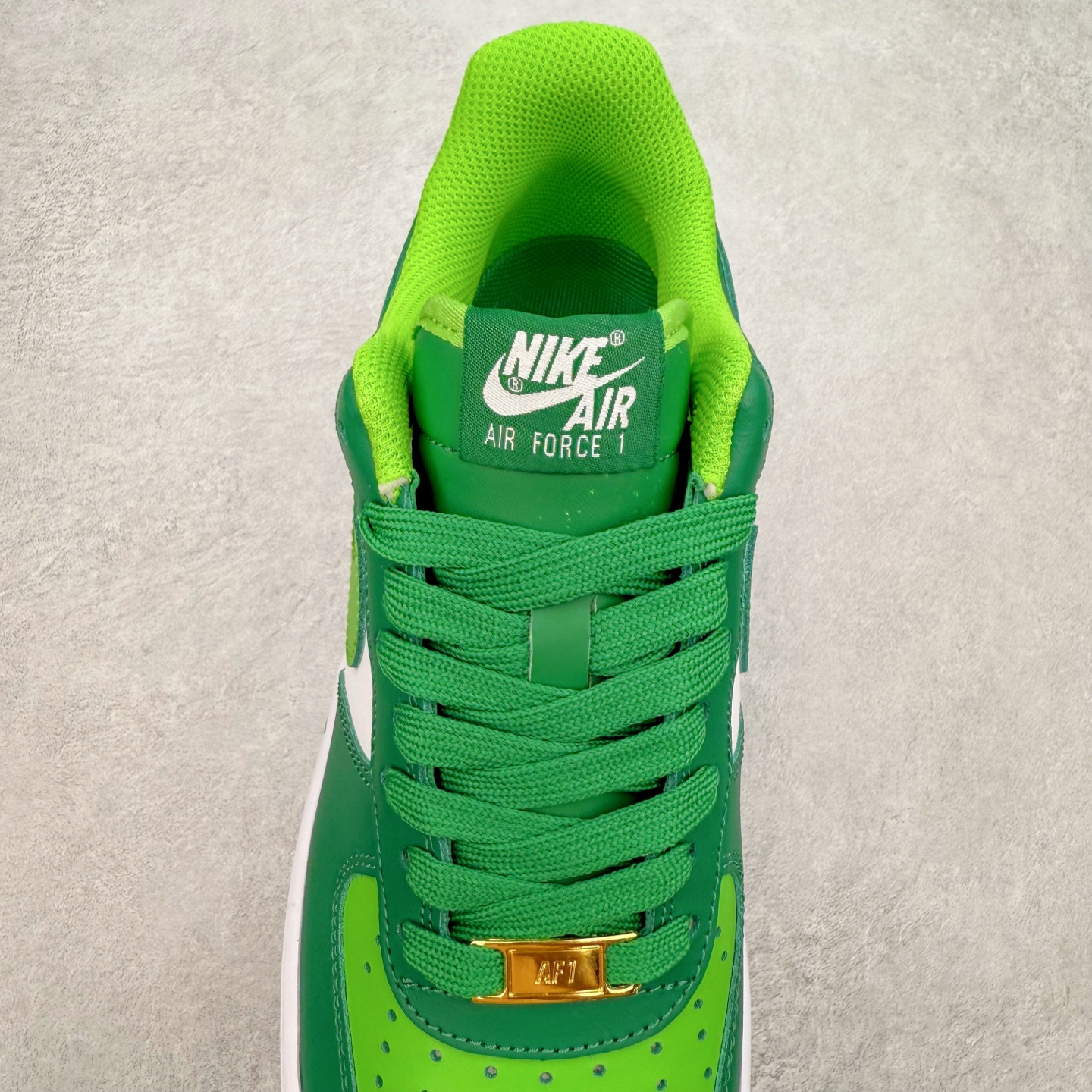 图片[5]-＃XT纯原 NK Air Force 1´07 Low 空军一号低帮百搭休闲运动板鞋 DD8458-300 顶级批次 2022全新楦头鞋型 鱼鳞大底 历时开发三个月 清洁度完美 二维码鞋标 内置芯片及solo气垫 大底高度及其弧度依照正品 钢印 logo刺绣 鞋口弧度 鞋头长度 鞋面冲孔 鞋垫背胶及钢印 完美鞋型对比正品 每一处都是细节满满 柔软、弹性十足的缓震性能和出色的中底设计 横跨复古与现代的外型结合 造就出风靡全球 三十多年的Force 1 直到今天还深受青睐 实拍调校N版已经零色差零失真 百分百还原实物色彩所见即所得 不存在货不对板色差等低级问题 选购参考实物拍摄 不混卖不参货 只用心做好货严格选品 承诺混一赔十 尺码：36 36.5 37.5 38 38.5 39 40 40.5 41 42 42.5 43 44 44.5 45-选品中心