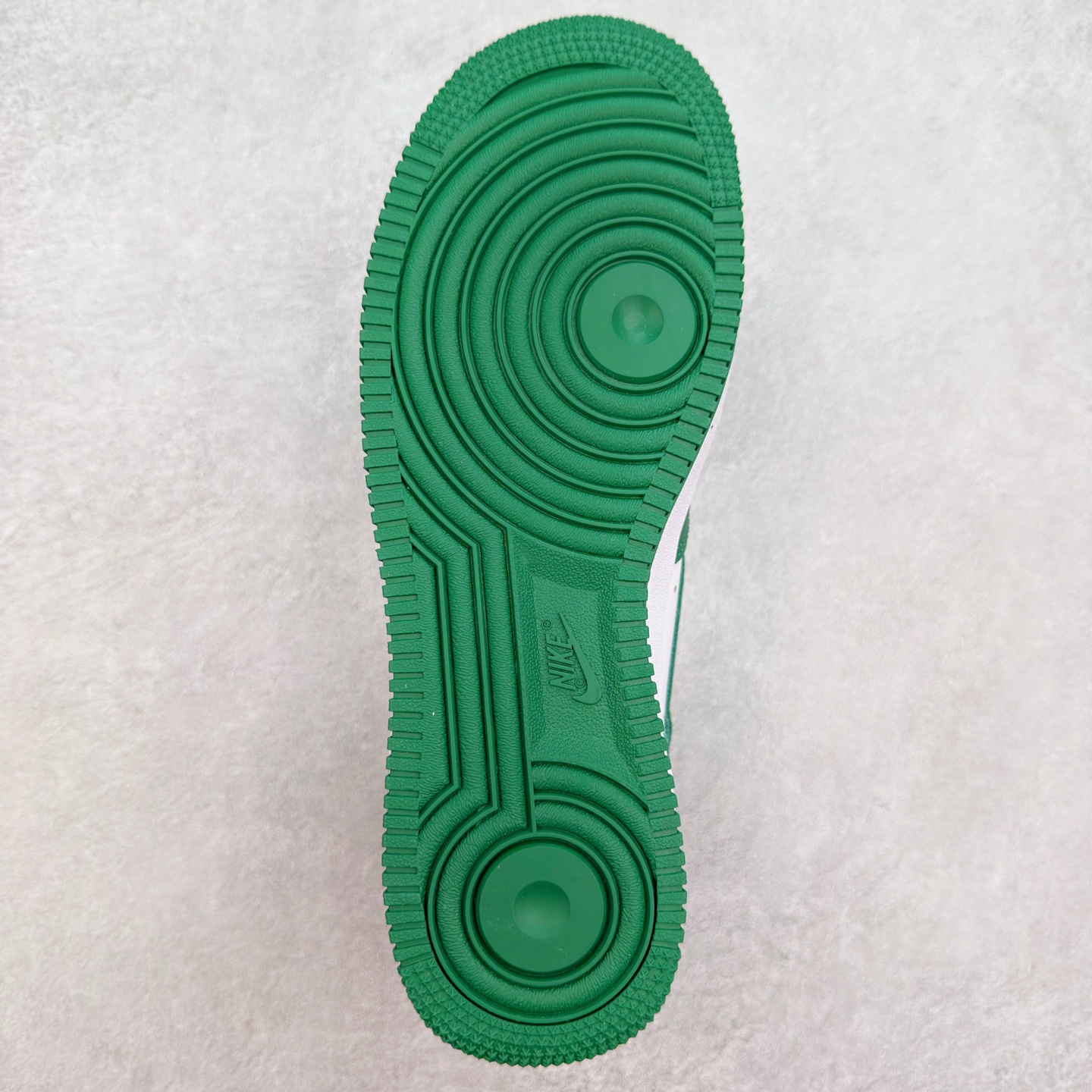 图片[9]-＃XT纯原 NK Air Force 1´07 Low 空军一号低帮百搭休闲运动板鞋 DD8458-300 顶级批次 2022全新楦头鞋型 鱼鳞大底 历时开发三个月 清洁度完美 二维码鞋标 内置芯片及solo气垫 大底高度及其弧度依照正品 钢印 logo刺绣 鞋口弧度 鞋头长度 鞋面冲孔 鞋垫背胶及钢印 完美鞋型对比正品 每一处都是细节满满 柔软、弹性十足的缓震性能和出色的中底设计 横跨复古与现代的外型结合 造就出风靡全球 三十多年的Force 1 直到今天还深受青睐 实拍调校N版已经零色差零失真 百分百还原实物色彩所见即所得 不存在货不对板色差等低级问题 选购参考实物拍摄 不混卖不参货 只用心做好货严格选品 承诺混一赔十 尺码：36 36.5 37.5 38 38.5 39 40 40.5 41 42 42.5 43 44 44.5 45-选品中心