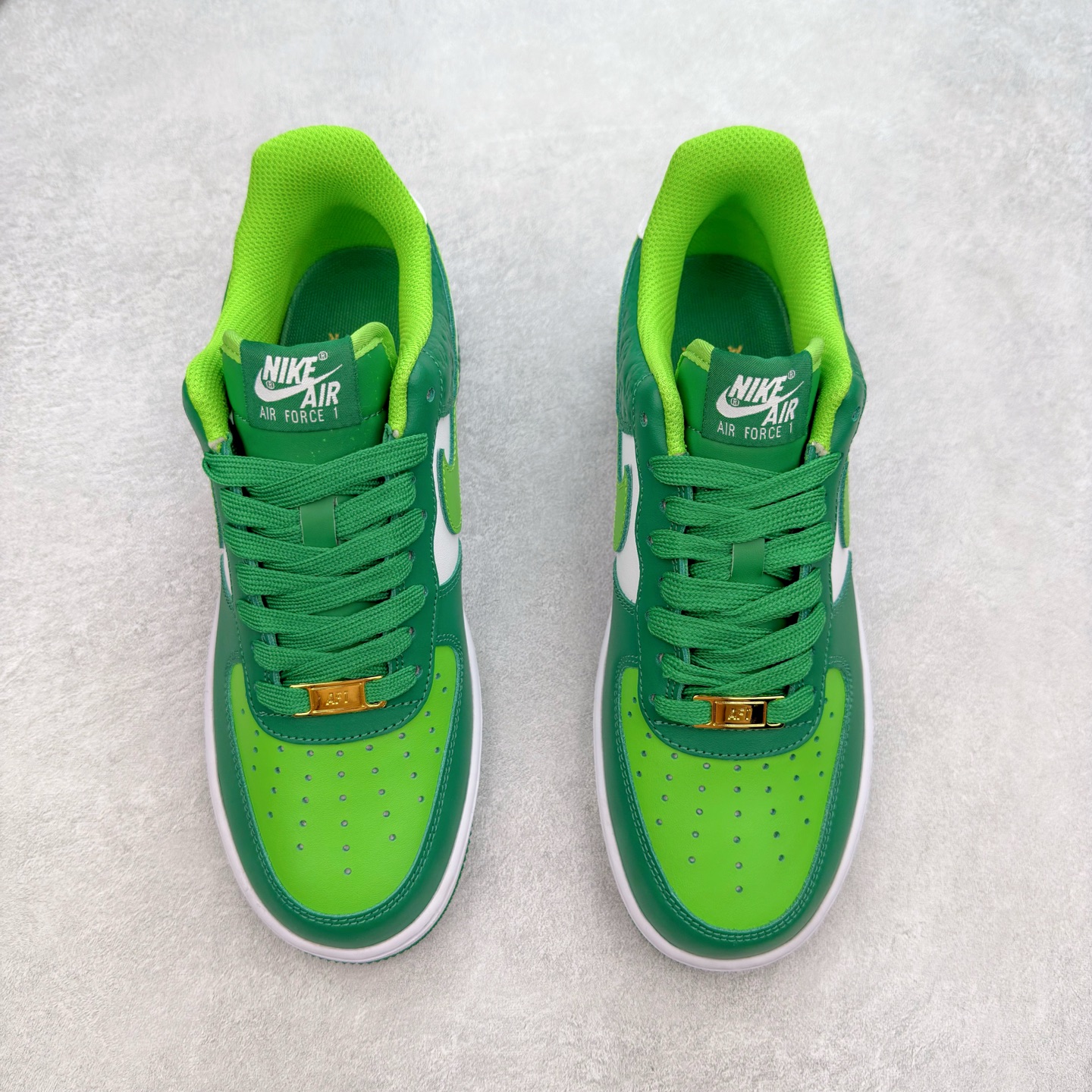 图片[2]-＃XT纯原 NK Air Force 1´07 Low 空军一号低帮百搭休闲运动板鞋 DD8458-300 顶级批次 2022全新楦头鞋型 鱼鳞大底 历时开发三个月 清洁度完美 二维码鞋标 内置芯片及solo气垫 大底高度及其弧度依照正品 钢印 logo刺绣 鞋口弧度 鞋头长度 鞋面冲孔 鞋垫背胶及钢印 完美鞋型对比正品 每一处都是细节满满 柔软、弹性十足的缓震性能和出色的中底设计 横跨复古与现代的外型结合 造就出风靡全球 三十多年的Force 1 直到今天还深受青睐 实拍调校N版已经零色差零失真 百分百还原实物色彩所见即所得 不存在货不对板色差等低级问题 选购参考实物拍摄 不混卖不参货 只用心做好货严格选品 承诺混一赔十 尺码：36 36.5 37.5 38 38.5 39 40 40.5 41 42 42.5 43 44 44.5 45-选品中心