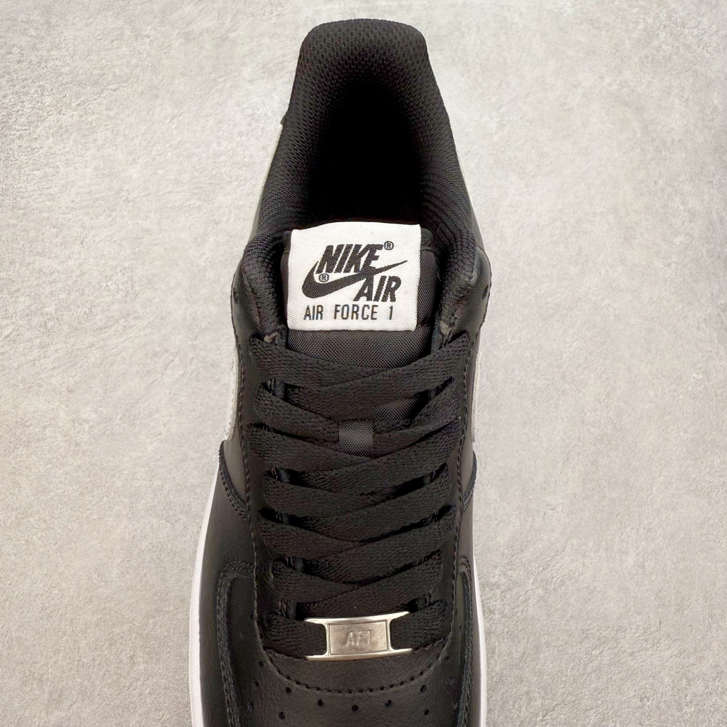 图片[5]-＃XT纯原 NK Air Force 1´07 Low 空军一号低帮百搭休闲运动板鞋 CJ0952-001 顶级批次 2022全新楦头鞋型 鱼鳞大底 历时开发三个月 清洁度完美 二维码鞋标 内置芯片及solo气垫 大底高度及其弧度依照正品 钢印 logo刺绣 鞋口弧度 鞋头长度 鞋面冲孔 鞋垫背胶及钢印 完美鞋型对比正品 每一处都是细节满满 柔软、弹性十足的缓震性能和出色的中底设计 横跨复古与现代的外型结合 造就出风靡全球 三十多年的Force 1 直到今天还深受青睐 实拍调校N版已经零色差零失真 百分百还原实物色彩所见即所得 不存在货不对板色差等低级问题 选购参考实物拍摄 不混卖不参货 只用心做好货严格选品 承诺混一赔十 尺码：36 36.5 37.5 38 38.5 39 40 40.5 41 42 42.5 43 44 44.5 45-选品中心