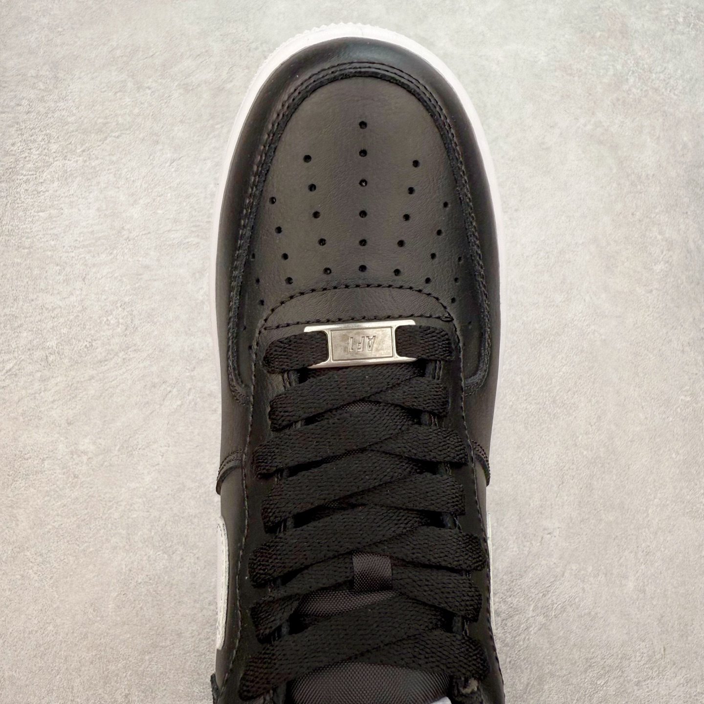 图片[4]-＃XT纯原 NK Air Force 1´07 Low 空军一号低帮百搭休闲运动板鞋 CJ0952-001 顶级批次 2022全新楦头鞋型 鱼鳞大底 历时开发三个月 清洁度完美 二维码鞋标 内置芯片及solo气垫 大底高度及其弧度依照正品 钢印 logo刺绣 鞋口弧度 鞋头长度 鞋面冲孔 鞋垫背胶及钢印 完美鞋型对比正品 每一处都是细节满满 柔软、弹性十足的缓震性能和出色的中底设计 横跨复古与现代的外型结合 造就出风靡全球 三十多年的Force 1 直到今天还深受青睐 实拍调校N版已经零色差零失真 百分百还原实物色彩所见即所得 不存在货不对板色差等低级问题 选购参考实物拍摄 不混卖不参货 只用心做好货严格选品 承诺混一赔十 尺码：36 36.5 37.5 38 38.5 39 40 40.5 41 42 42.5 43 44 44.5 45-选品中心