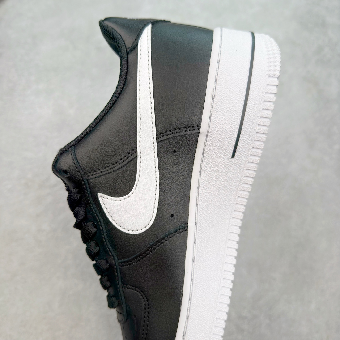 图片[7]-＃XT纯原 NK Air Force 1´07 Low 空军一号低帮百搭休闲运动板鞋 CJ0952-001 顶级批次 2022全新楦头鞋型 鱼鳞大底 历时开发三个月 清洁度完美 二维码鞋标 内置芯片及solo气垫 大底高度及其弧度依照正品 钢印 logo刺绣 鞋口弧度 鞋头长度 鞋面冲孔 鞋垫背胶及钢印 完美鞋型对比正品 每一处都是细节满满 柔软、弹性十足的缓震性能和出色的中底设计 横跨复古与现代的外型结合 造就出风靡全球 三十多年的Force 1 直到今天还深受青睐 实拍调校N版已经零色差零失真 百分百还原实物色彩所见即所得 不存在货不对板色差等低级问题 选购参考实物拍摄 不混卖不参货 只用心做好货严格选品 承诺混一赔十 尺码：36 36.5 37.5 38 38.5 39 40 40.5 41 42 42.5 43 44 44.5 45-选品中心