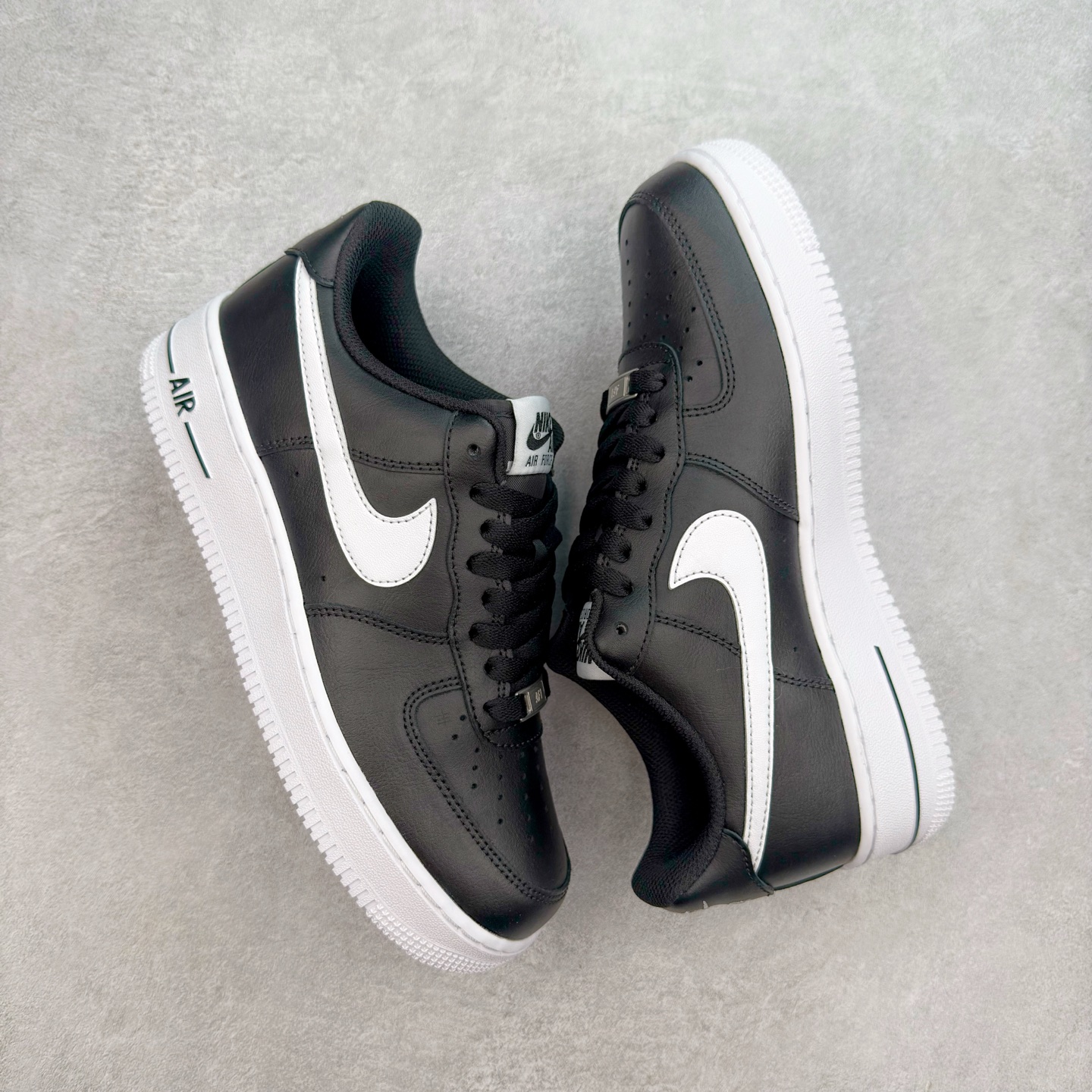 图片[3]-＃XT纯原 NK Air Force 1´07 Low 空军一号低帮百搭休闲运动板鞋 CJ0952-001 顶级批次 2022全新楦头鞋型 鱼鳞大底 历时开发三个月 清洁度完美 二维码鞋标 内置芯片及solo气垫 大底高度及其弧度依照正品 钢印 logo刺绣 鞋口弧度 鞋头长度 鞋面冲孔 鞋垫背胶及钢印 完美鞋型对比正品 每一处都是细节满满 柔软、弹性十足的缓震性能和出色的中底设计 横跨复古与现代的外型结合 造就出风靡全球 三十多年的Force 1 直到今天还深受青睐 实拍调校N版已经零色差零失真 百分百还原实物色彩所见即所得 不存在货不对板色差等低级问题 选购参考实物拍摄 不混卖不参货 只用心做好货严格选品 承诺混一赔十 尺码：36 36.5 37.5 38 38.5 39 40 40.5 41 42 42.5 43 44 44.5 45-选品中心