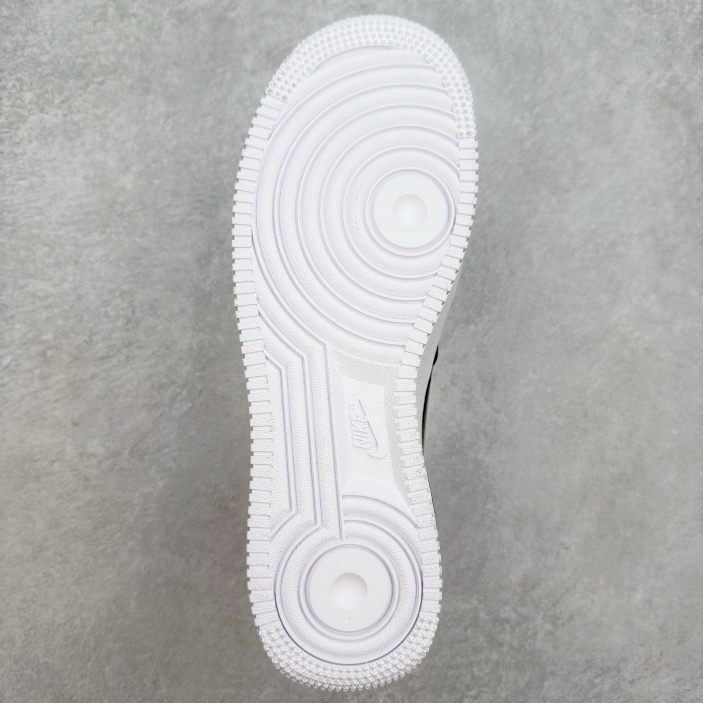 图片[9]-＃XT纯原 NK Air Force 1´07 Low 空军一号低帮百搭休闲运动板鞋 CJ0952-001 顶级批次 2022全新楦头鞋型 鱼鳞大底 历时开发三个月 清洁度完美 二维码鞋标 内置芯片及solo气垫 大底高度及其弧度依照正品 钢印 logo刺绣 鞋口弧度 鞋头长度 鞋面冲孔 鞋垫背胶及钢印 完美鞋型对比正品 每一处都是细节满满 柔软、弹性十足的缓震性能和出色的中底设计 横跨复古与现代的外型结合 造就出风靡全球 三十多年的Force 1 直到今天还深受青睐 实拍调校N版已经零色差零失真 百分百还原实物色彩所见即所得 不存在货不对板色差等低级问题 选购参考实物拍摄 不混卖不参货 只用心做好货严格选品 承诺混一赔十 尺码：36 36.5 37.5 38 38.5 39 40 40.5 41 42 42.5 43 44 44.5 45-选品中心