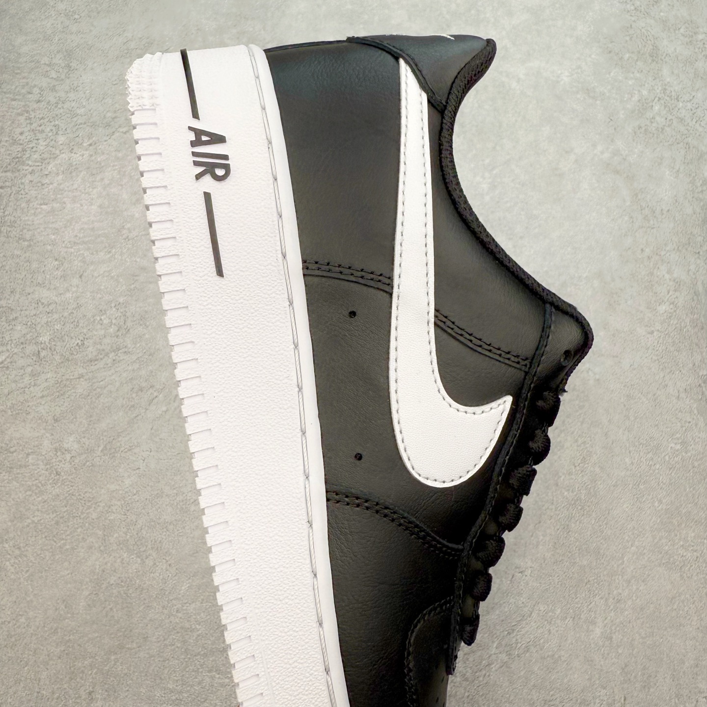 图片[6]-＃XT纯原 NK Air Force 1´07 Low 空军一号低帮百搭休闲运动板鞋 CJ0952-001 顶级批次 2022全新楦头鞋型 鱼鳞大底 历时开发三个月 清洁度完美 二维码鞋标 内置芯片及solo气垫 大底高度及其弧度依照正品 钢印 logo刺绣 鞋口弧度 鞋头长度 鞋面冲孔 鞋垫背胶及钢印 完美鞋型对比正品 每一处都是细节满满 柔软、弹性十足的缓震性能和出色的中底设计 横跨复古与现代的外型结合 造就出风靡全球 三十多年的Force 1 直到今天还深受青睐 实拍调校N版已经零色差零失真 百分百还原实物色彩所见即所得 不存在货不对板色差等低级问题 选购参考实物拍摄 不混卖不参货 只用心做好货严格选品 承诺混一赔十 尺码：36 36.5 37.5 38 38.5 39 40 40.5 41 42 42.5 43 44 44.5 45-选品中心