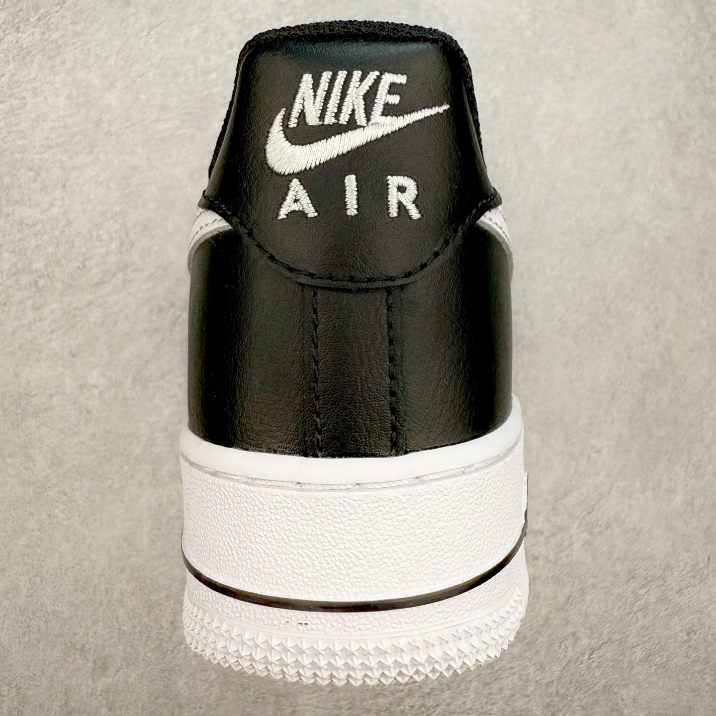 图片[8]-＃XT纯原 NK Air Force 1´07 Low 空军一号低帮百搭休闲运动板鞋 CJ0952-001 顶级批次 2022全新楦头鞋型 鱼鳞大底 历时开发三个月 清洁度完美 二维码鞋标 内置芯片及solo气垫 大底高度及其弧度依照正品 钢印 logo刺绣 鞋口弧度 鞋头长度 鞋面冲孔 鞋垫背胶及钢印 完美鞋型对比正品 每一处都是细节满满 柔软、弹性十足的缓震性能和出色的中底设计 横跨复古与现代的外型结合 造就出风靡全球 三十多年的Force 1 直到今天还深受青睐 实拍调校N版已经零色差零失真 百分百还原实物色彩所见即所得 不存在货不对板色差等低级问题 选购参考实物拍摄 不混卖不参货 只用心做好货严格选品 承诺混一赔十 尺码：36 36.5 37.5 38 38.5 39 40 40.5 41 42 42.5 43 44 44.5 45-选品中心