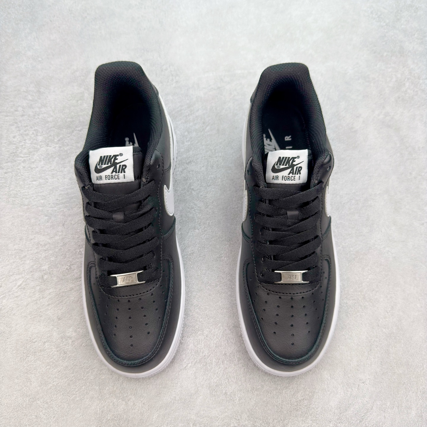 图片[2]-＃XT纯原 NK Air Force 1´07 Low 空军一号低帮百搭休闲运动板鞋 CJ0952-001 顶级批次 2022全新楦头鞋型 鱼鳞大底 历时开发三个月 清洁度完美 二维码鞋标 内置芯片及solo气垫 大底高度及其弧度依照正品 钢印 logo刺绣 鞋口弧度 鞋头长度 鞋面冲孔 鞋垫背胶及钢印 完美鞋型对比正品 每一处都是细节满满 柔软、弹性十足的缓震性能和出色的中底设计 横跨复古与现代的外型结合 造就出风靡全球 三十多年的Force 1 直到今天还深受青睐 实拍调校N版已经零色差零失真 百分百还原实物色彩所见即所得 不存在货不对板色差等低级问题 选购参考实物拍摄 不混卖不参货 只用心做好货严格选品 承诺混一赔十 尺码：36 36.5 37.5 38 38.5 39 40 40.5 41 42 42.5 43 44 44.5 45-选品中心
