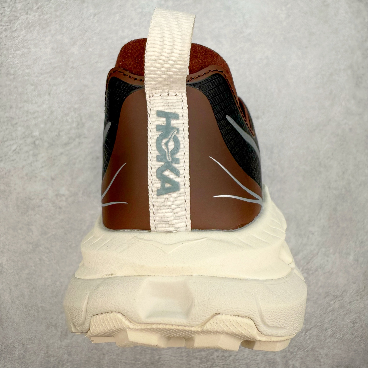 图片[8]-＃纯原 Satisfy x HOKA ONE ONE 百搭简约防滑耐磨低帮跑步鞋 联名配色 球鞋继承了HOKA的经典越野鞋型MAFATE SPEED 4的设计，更在此基础上进行了创新和提升，使得它既适合户外越野跑，又充满了时尚潮流的元素。它的半透明鞋面设计，不仅让鞋身看起来更加轻便，而且提供了良好的透气性。而保护性的防撕裂尼龙面料，则确保了在复杂地形中的耐用性。这样的设计，让人在享受奔跑的同时，也能感受到鞋底带来的舒适。双层ProFly™中底的使用，是这款鞋的另一个亮点。这种中底材质，提供了卓越的缓震性能，无论是在崎岖的山路上，还是在平坦的道路上，都能给跑者带来稳定的支撑。而VIBRAM MEGAGRIP®及LITEBASE®大底的搭载，更是让这款鞋在保持高抓地力的同时，减轻了鞋底的重量，使得每一步跑动都轻盈如飞。尺码：36 36.5 37.5 38 38.5 39 40 40.5 41 42 42.5 43 44 44.5 45 46-选品中心