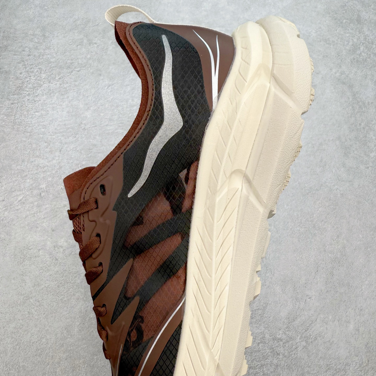 图片[7]-＃纯原 Satisfy x HOKA ONE ONE 百搭简约防滑耐磨低帮跑步鞋 联名配色 球鞋继承了HOKA的经典越野鞋型MAFATE SPEED 4的设计，更在此基础上进行了创新和提升，使得它既适合户外越野跑，又充满了时尚潮流的元素。它的半透明鞋面设计，不仅让鞋身看起来更加轻便，而且提供了良好的透气性。而保护性的防撕裂尼龙面料，则确保了在复杂地形中的耐用性。这样的设计，让人在享受奔跑的同时，也能感受到鞋底带来的舒适。双层ProFly™中底的使用，是这款鞋的另一个亮点。这种中底材质，提供了卓越的缓震性能，无论是在崎岖的山路上，还是在平坦的道路上，都能给跑者带来稳定的支撑。而VIBRAM MEGAGRIP®及LITEBASE®大底的搭载，更是让这款鞋在保持高抓地力的同时，减轻了鞋底的重量，使得每一步跑动都轻盈如飞。尺码：36 36.5 37.5 38 38.5 39 40 40.5 41 42 42.5 43 44 44.5 45 46-选品中心